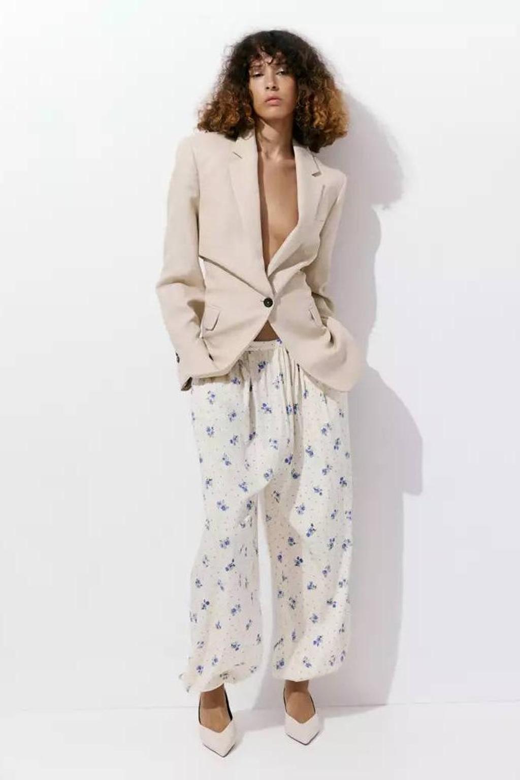 Ecru en blauwe dames Mango barrel gebloemde broek van viscose met regular waist en elastische tailleband