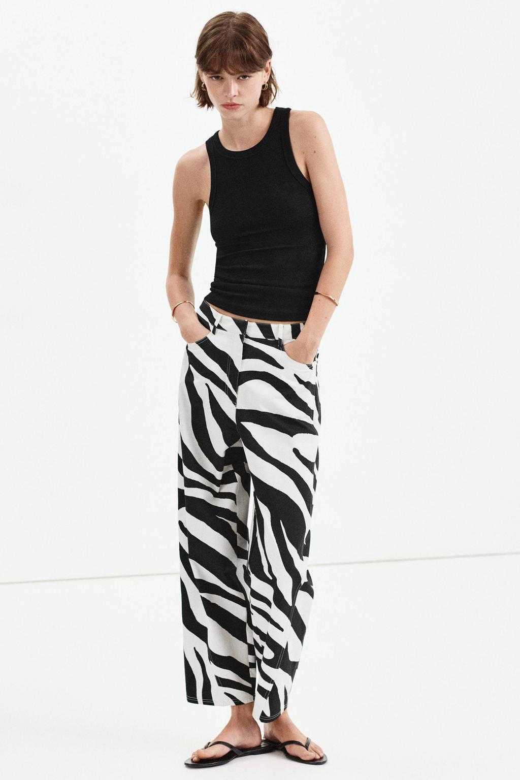 Zwart en witte dames Mango barrel broek van katoen met regular waist, rits- en knoopsluiting en zebraprint