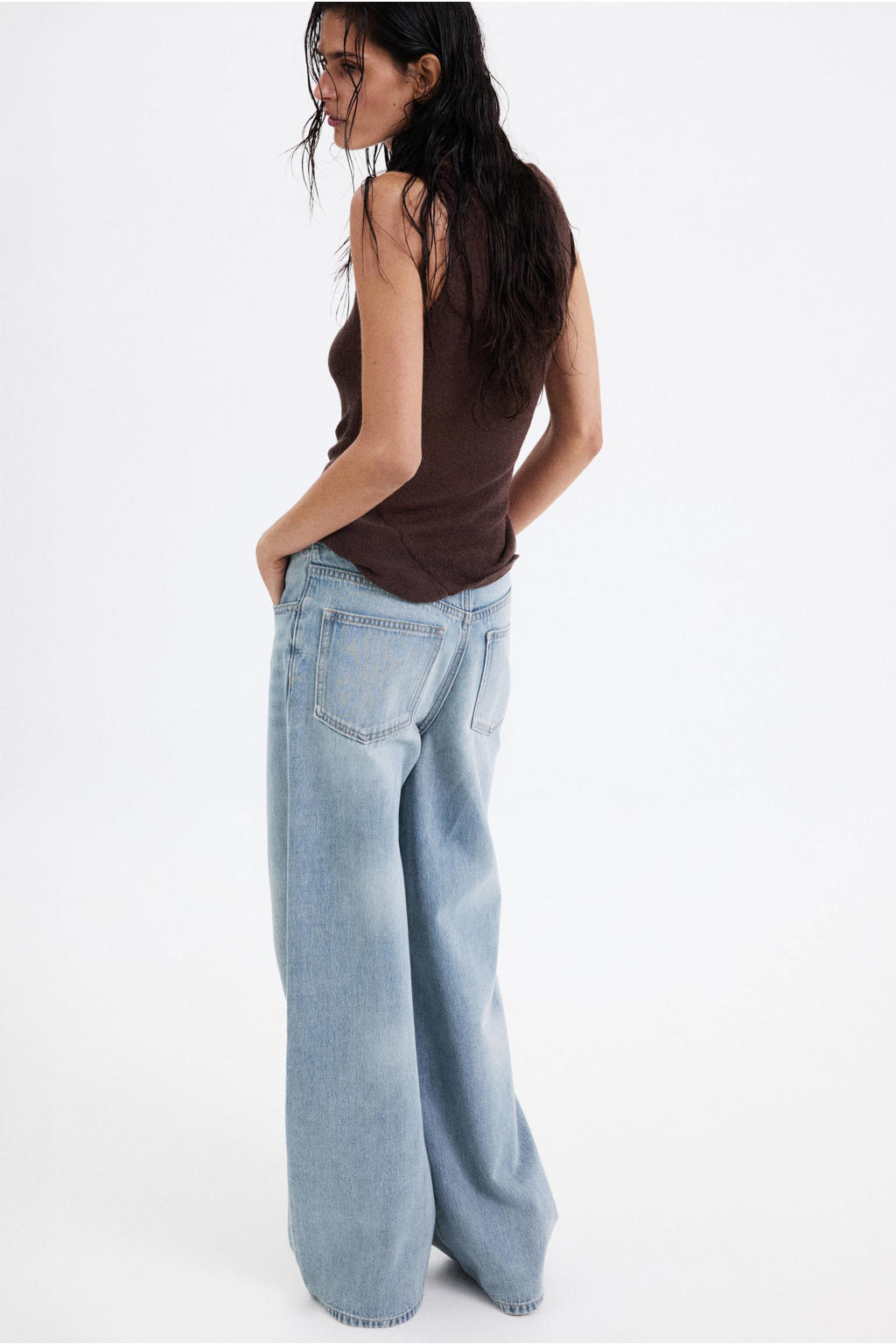 Medium blue denim dames Mango regular waist flared jeans mediumblauw van denim met knoopsluiting en effen