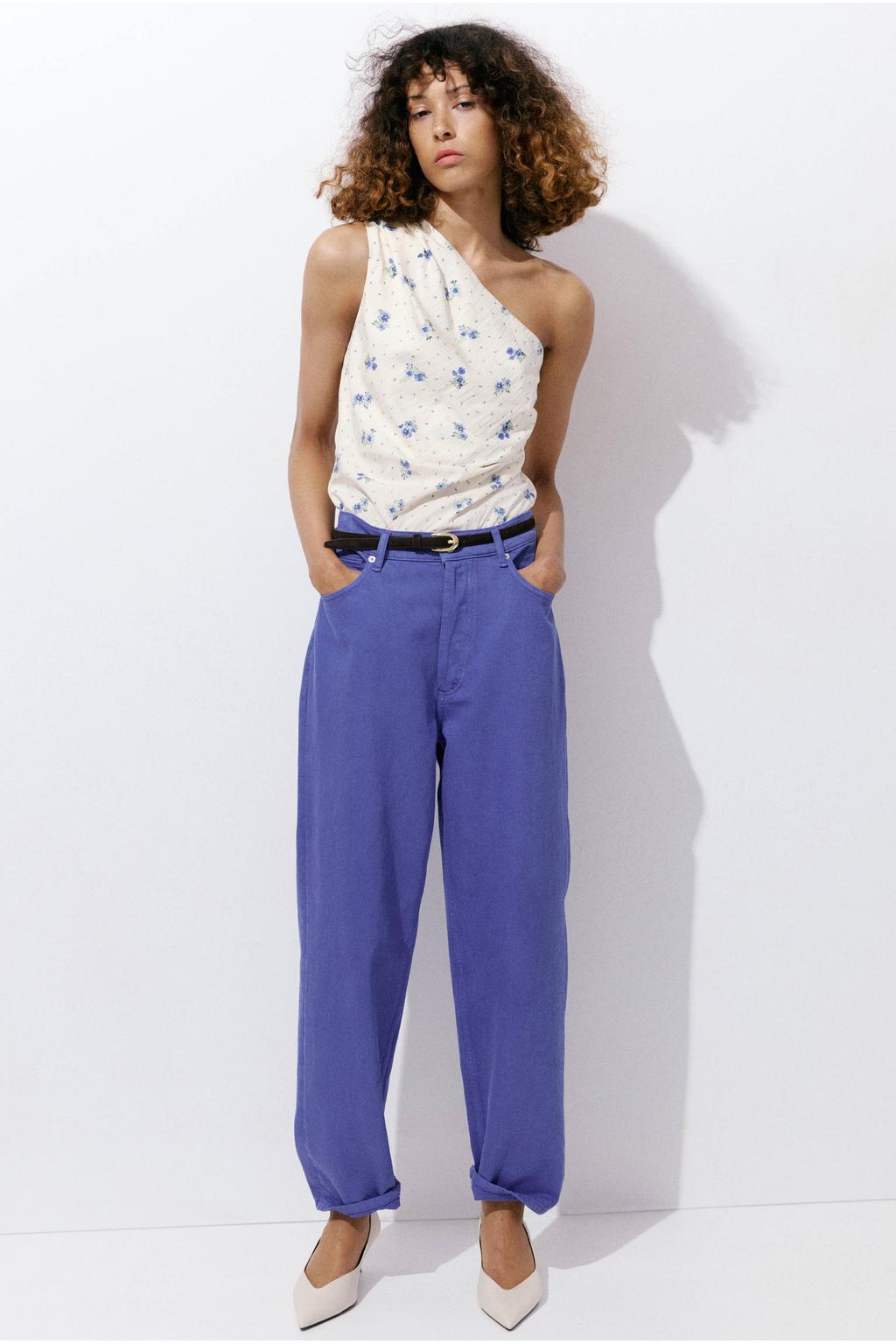 Ecru en blauwe dames Mango gebloemde top van viscose met one shoulder