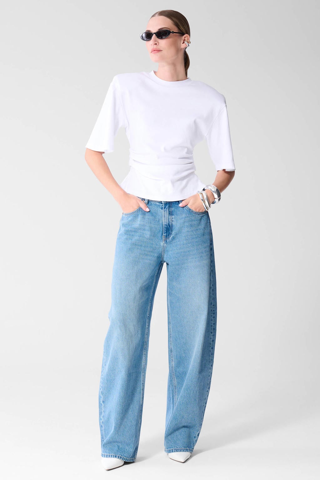 Medium blue denim dames Shoeby barrel jeans mediumblauw van denim met high waist, rits- en knoopsluiting en effen