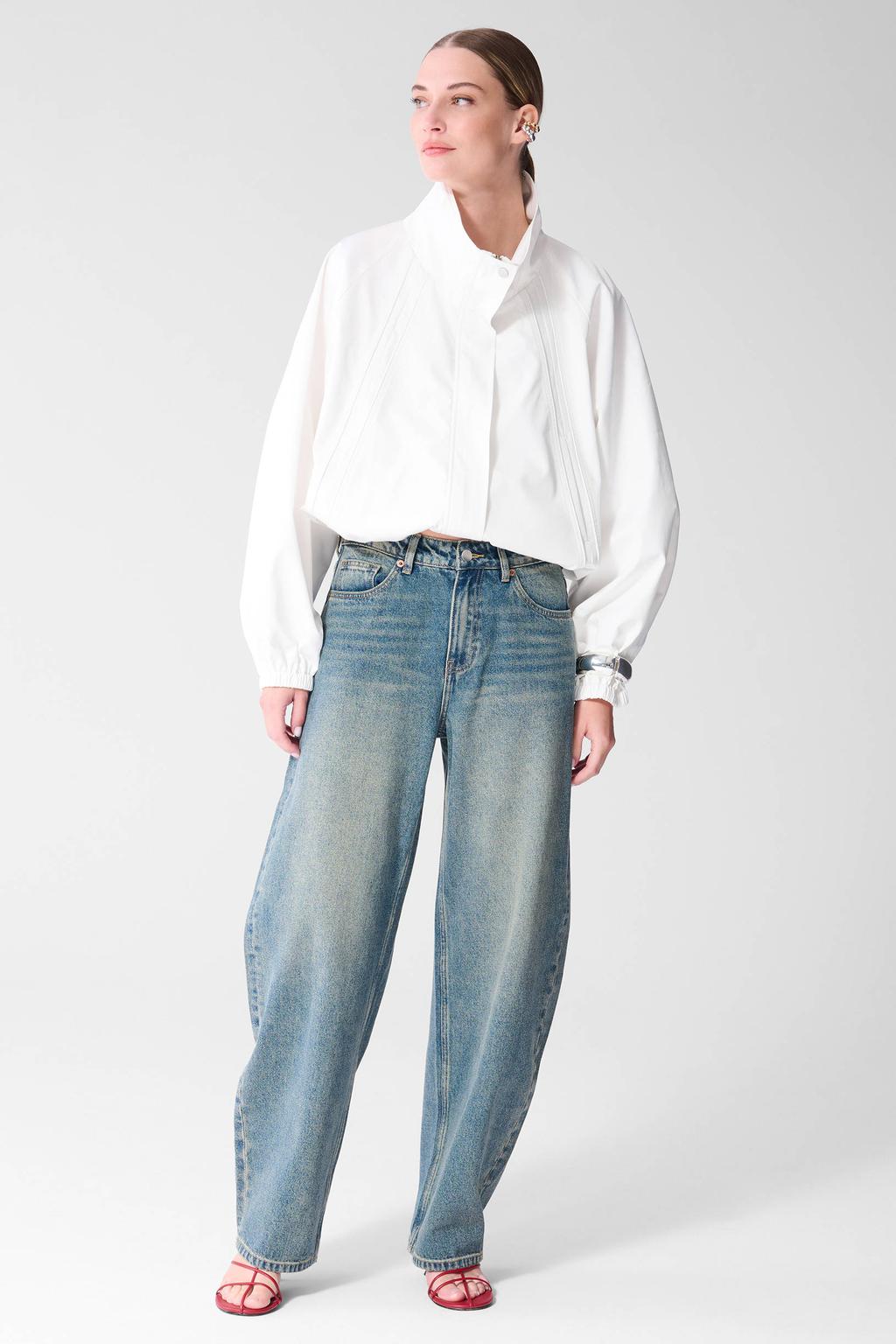 Medium blue denim dames Shoeby barrel jeans middelblauw van denim met high waist, rits- en knoopsluiting en effen