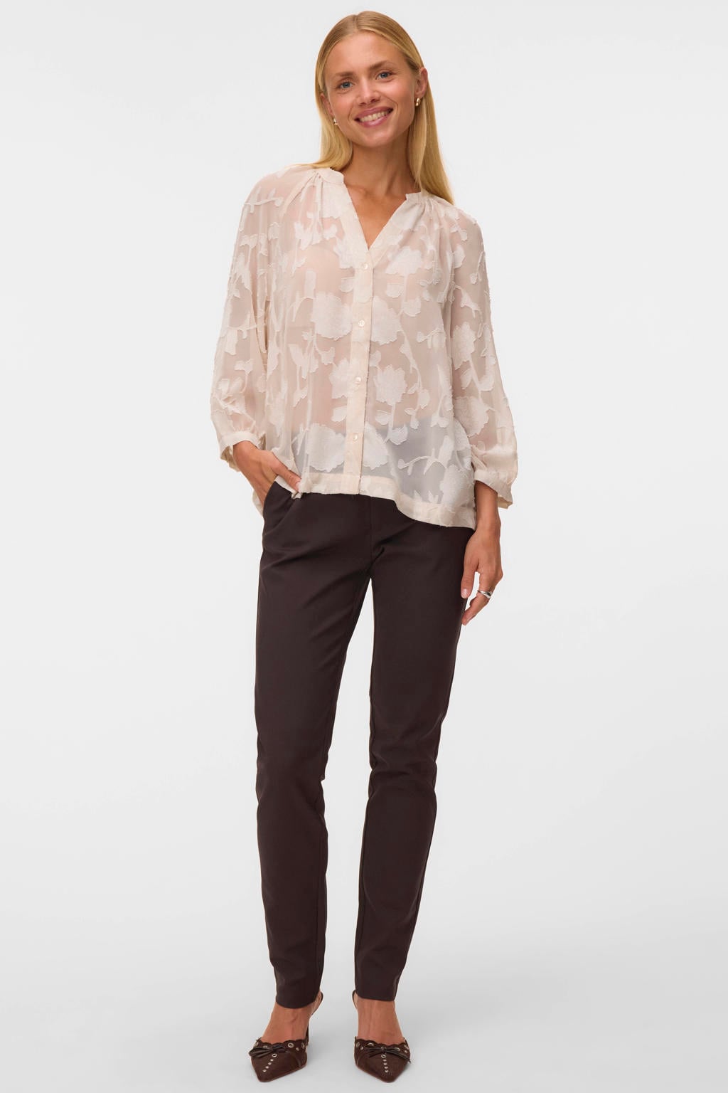 Beige dames VERO MODA semi-transparante gebloemde blouse van polyester met driekwart mouwen, V-hals, knoopsluiting en geweven detail