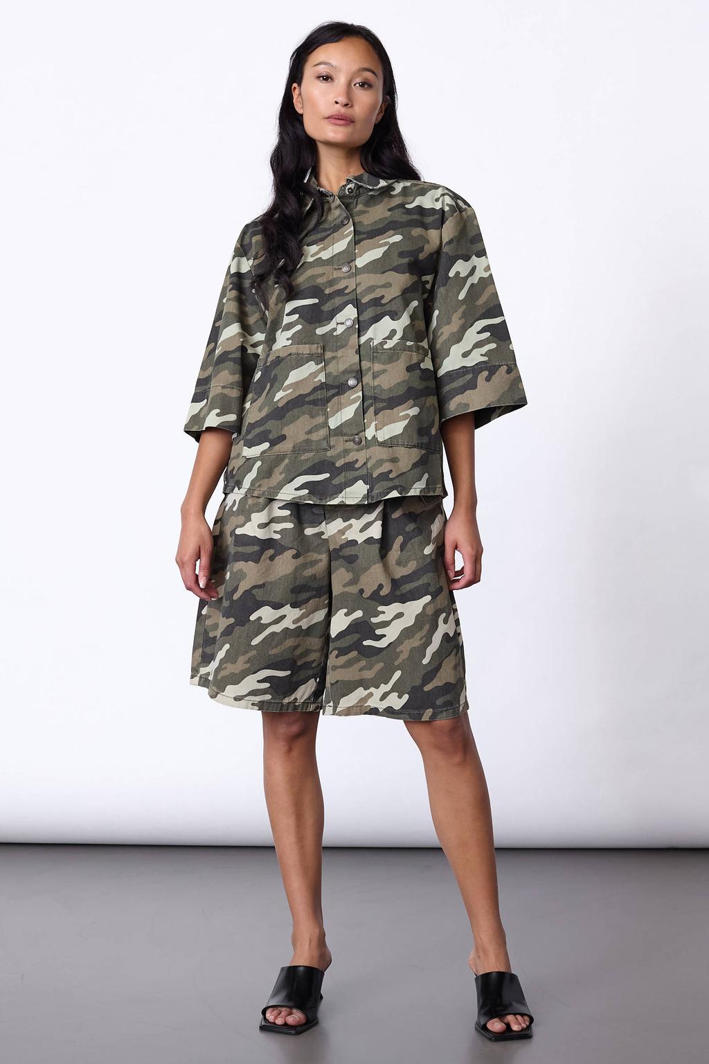 Donkergroen, bruin en ecru dames SisterS Point camouflage top met half lange mouwen en klassieke kraag