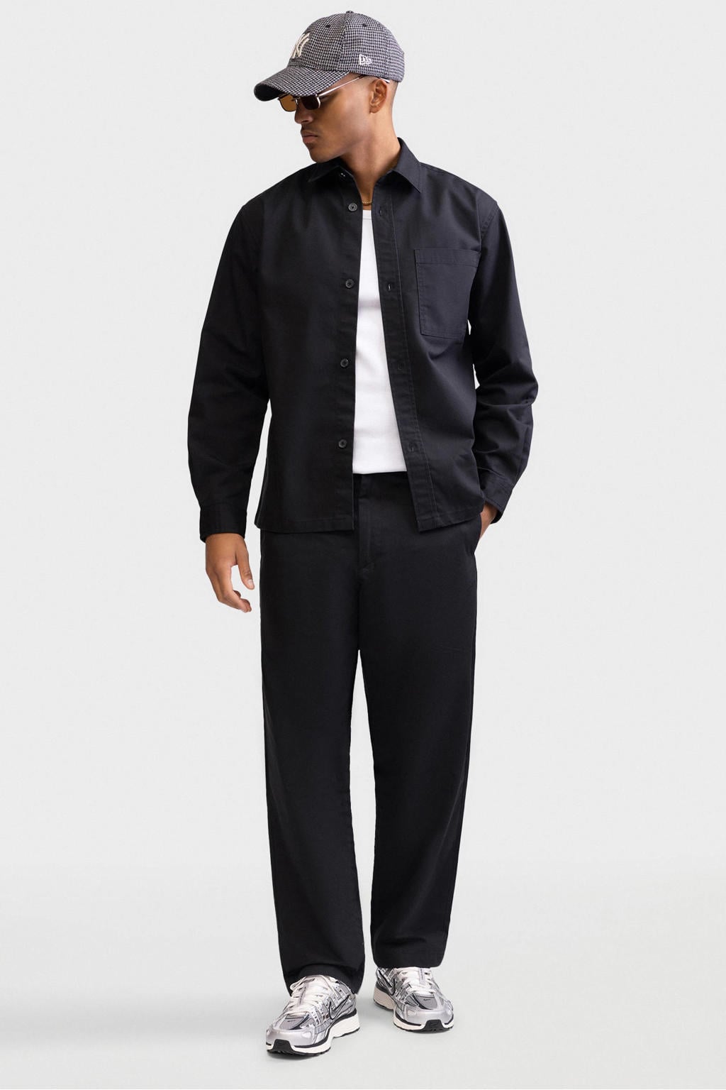 Zwarte heren Redefined Rebel relaxed fit overshirt van polyester met effen, lange mouwen en klassieke kraag