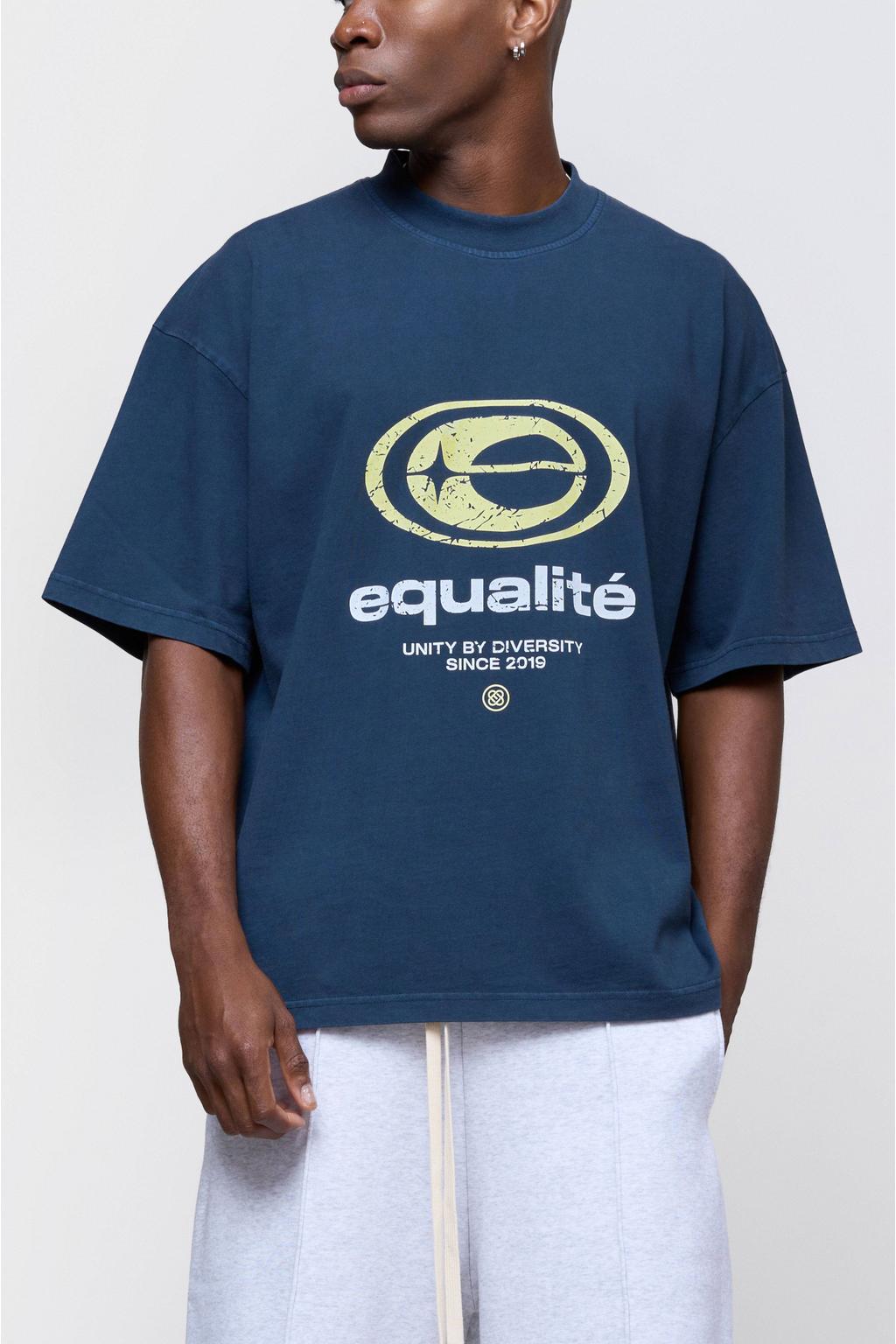 Donkerblauwe heren Equalité boxy T-shirt van katoen met backprint, korte mouwen, ronde hals en contrast bies
