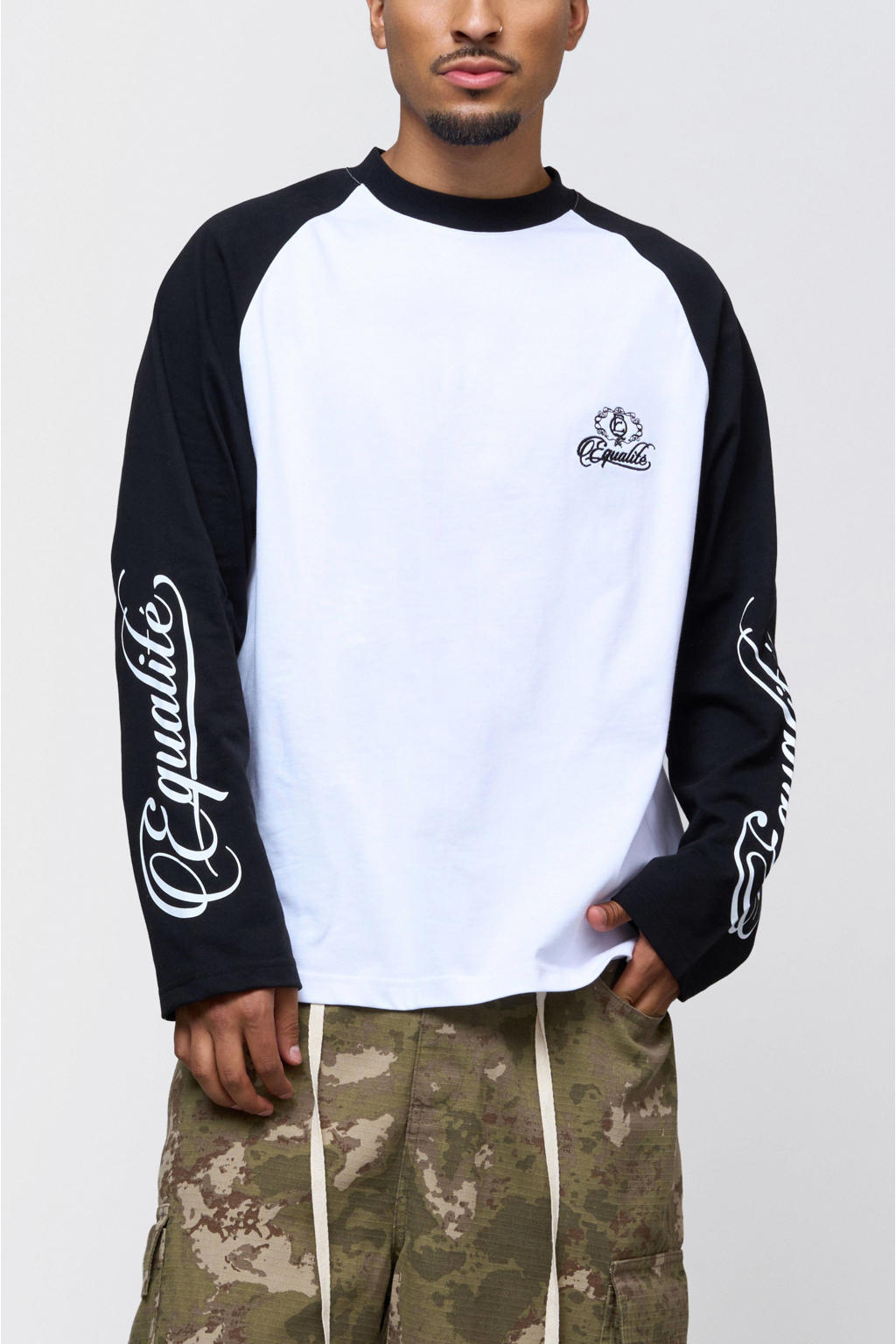Witte heren Equalité oversized longsleeve van katoen met backprint, lange mouwen, ronde hals en contrast bies