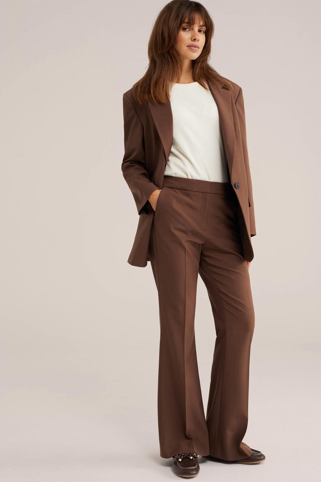 Bruine dames WE Fashion regular waist flared broek van polyester met rits, haak- en knoopsluiting en effen