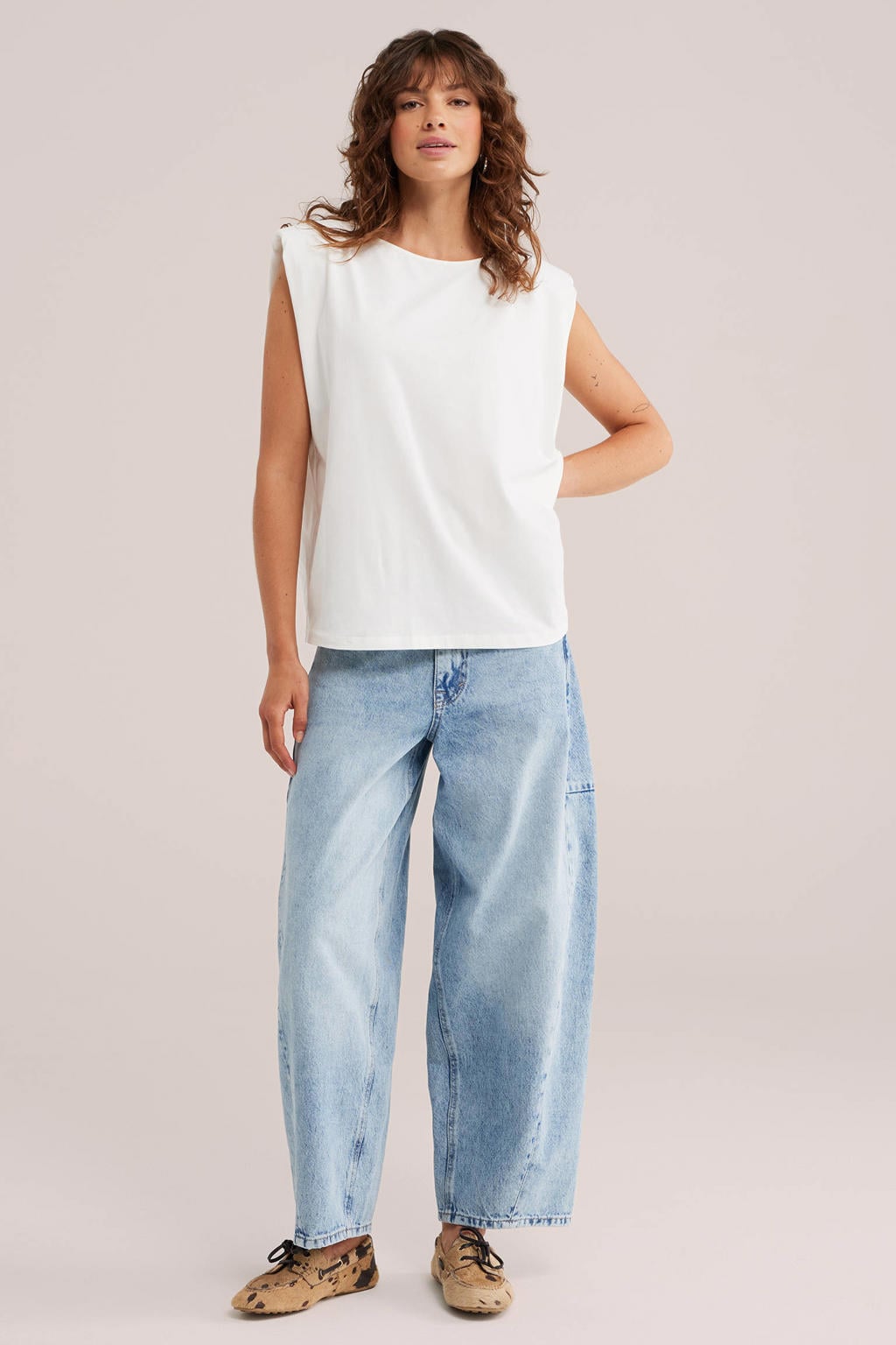Light blue denim dames WE Fashion Blue Ridge barrel jeans van denim met regular waist, rits- en knoopsluiting en effen