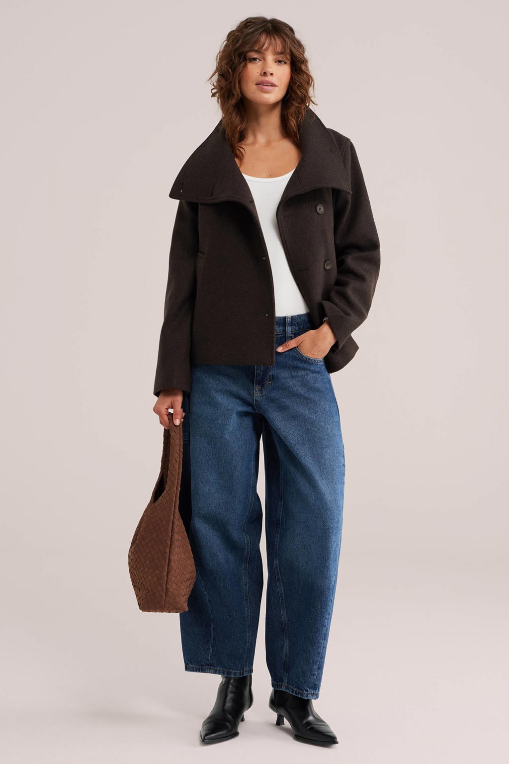 Dark blue denim dames WE Fashion regular waist barrel jeans van denim met rits- en knoopsluiting en effen