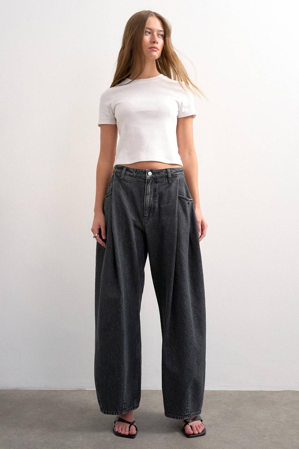 Black denim dames TOPSHOP barrel jeans van denim met regular waist, rits- en knoopsluiting en effen