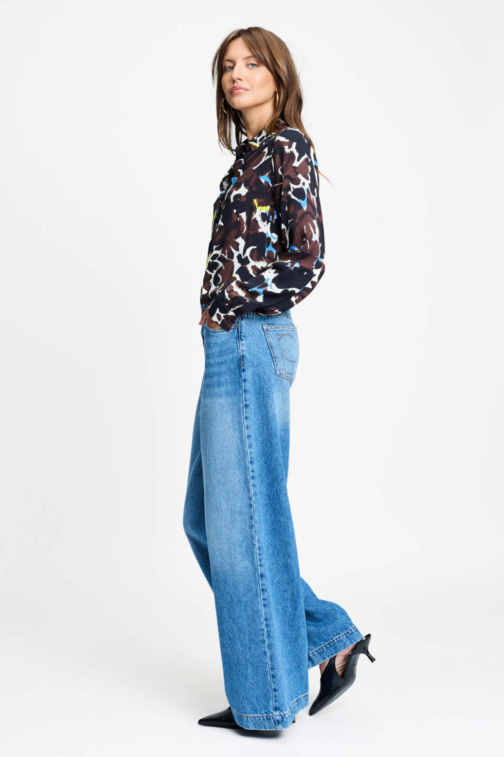 Bruine dames POM Amsterdam camouflage blouse van viscose met lange mouwen, klassieke kraag en knoopsluiting