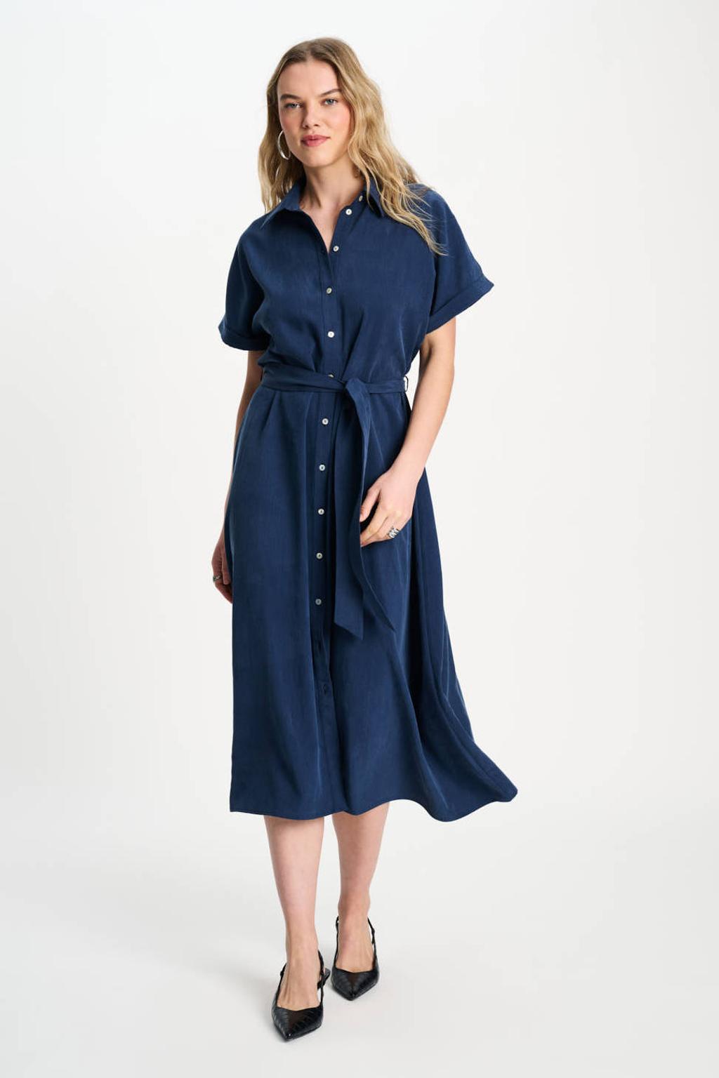 Blauwe dames POM Amsterdam midi blousejurk van lyocell met effen, korte mouwen, klassieke kraag, knoopsluiting en ceintuur