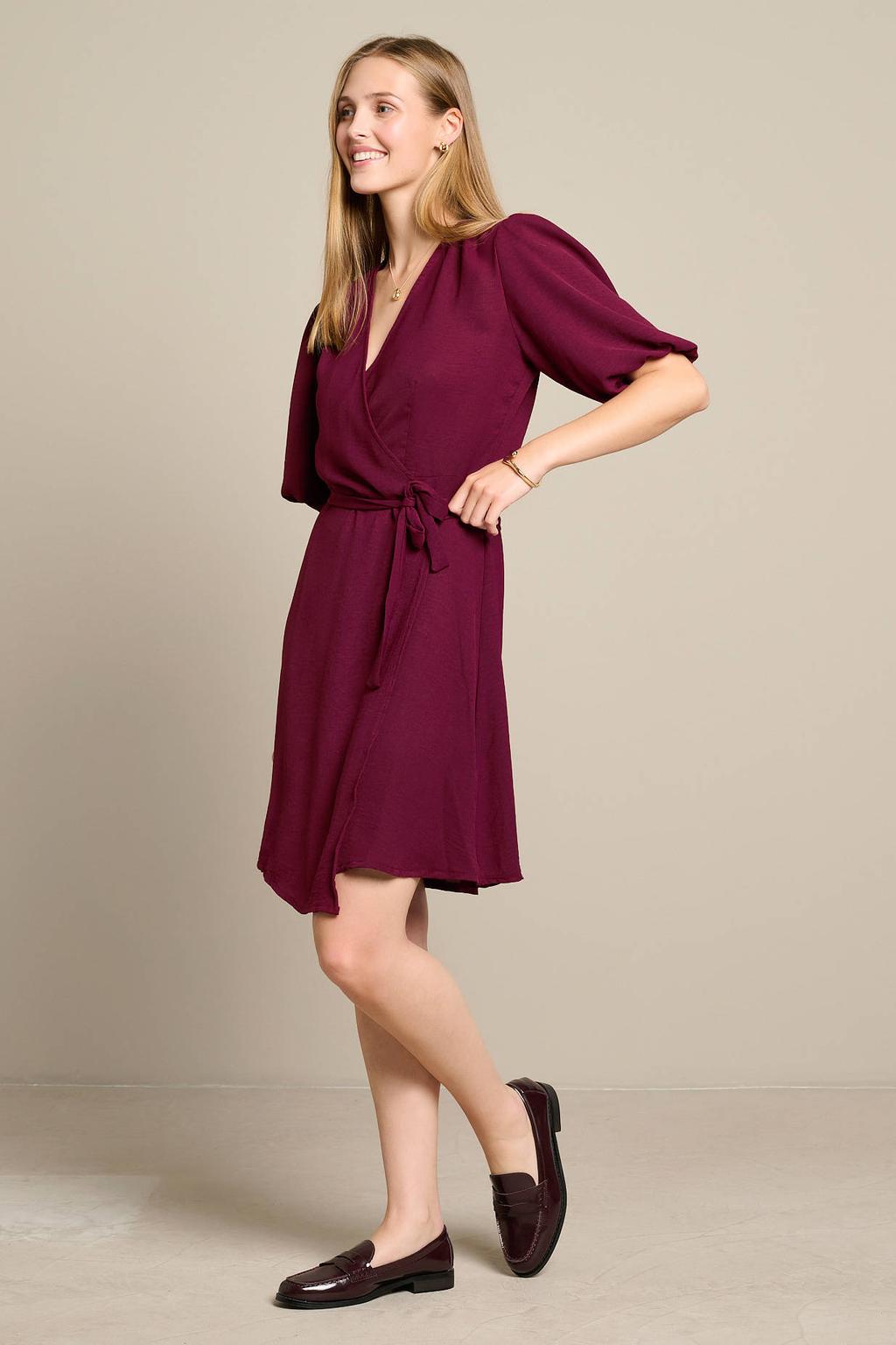 Donkerrode dames LOLALIZA viscose zomerjurk met effen, korte mouwen, overslagkraag en striksluiting