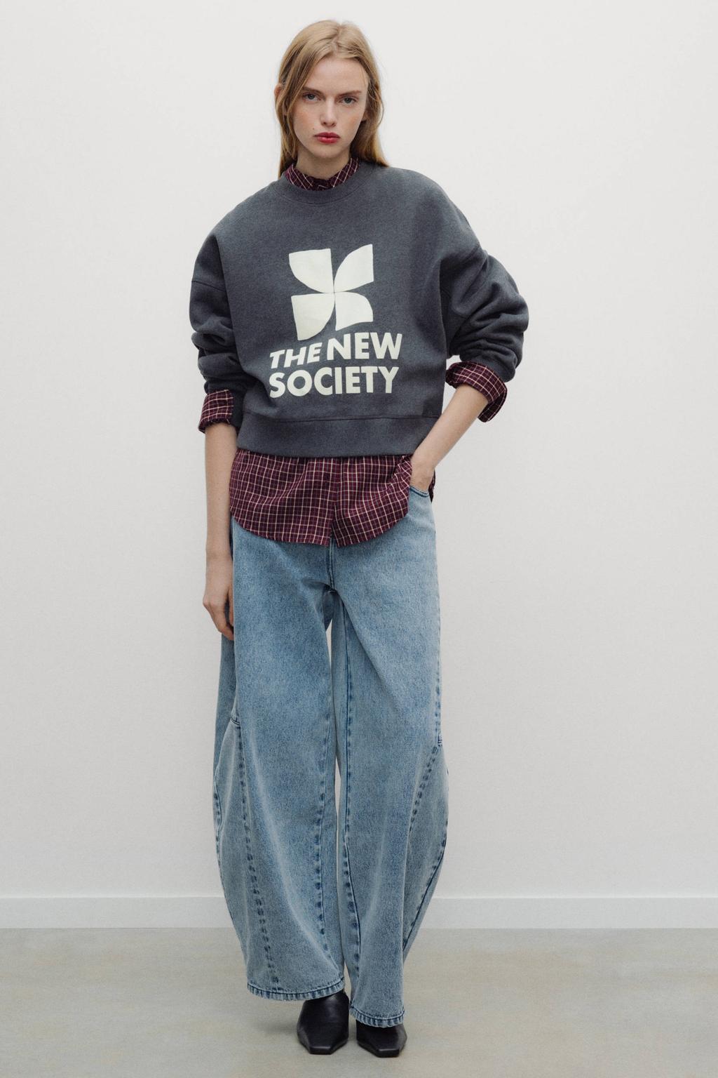 Donkerblauw en ecru dames The New Society sweater met logo dessin, lange mouwen en ronde hals