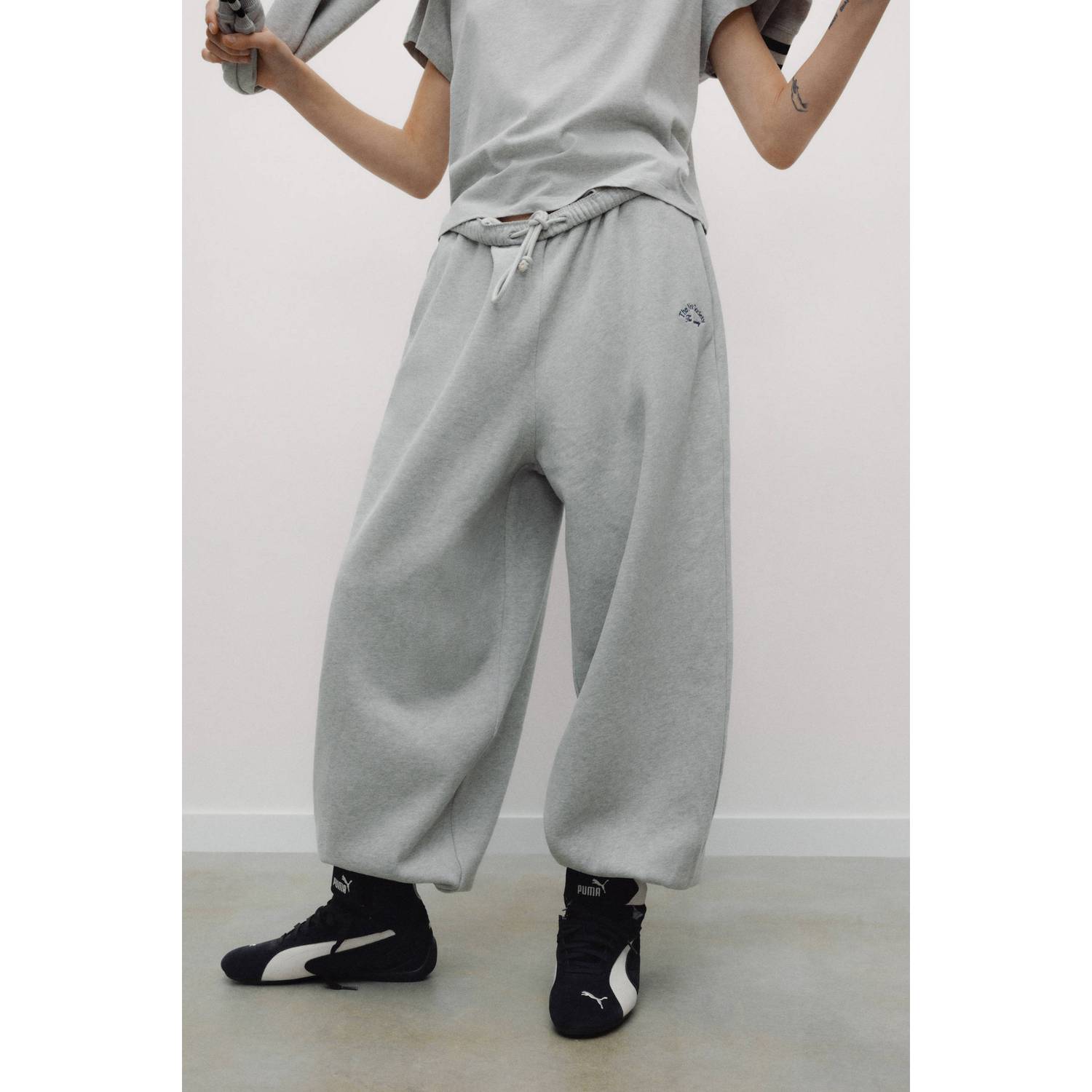 The New Society loose fit broek met tekstprint lichtgrijs
