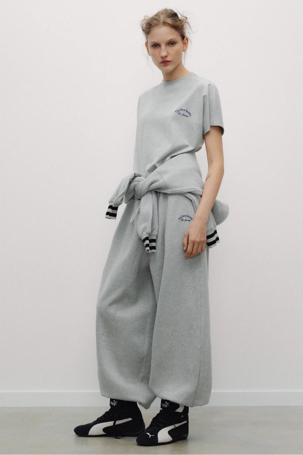 The New Society loose fit broek met tekstprint - lichtgrijs