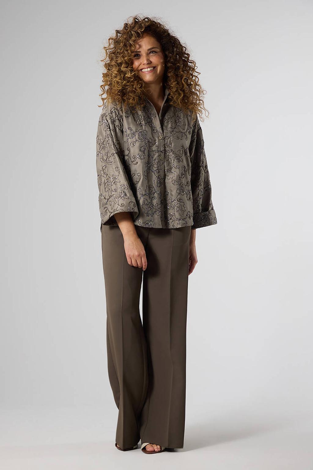 Taupe dames LabeL DOT blouse van polyester met effen, driekwart mouwen, klassieke kraag, knoopsluiting en borduursels