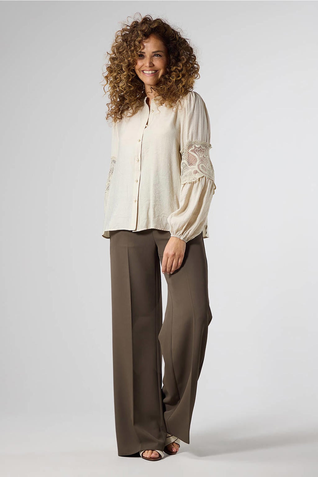 Ecru dames LabeL DOT blouse van viscose met effen, lange mouwen, klassieke kraag, knoopsluiting en broderie