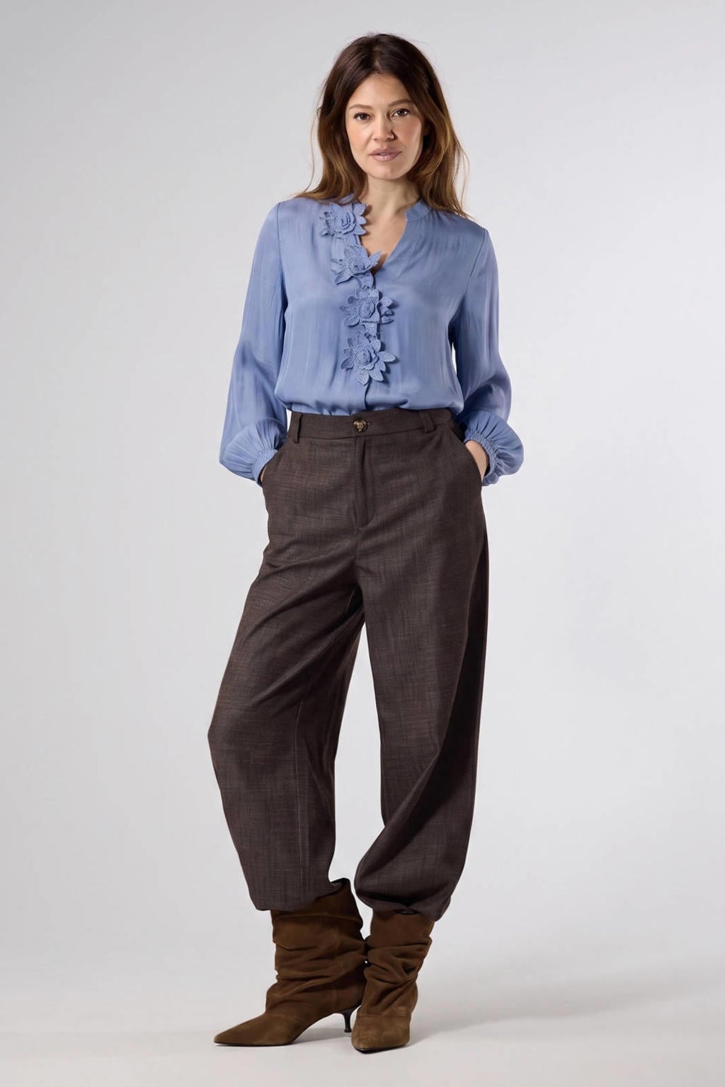 Lichtblauwe dames LabeL DOT blouse van polyester met effen, lange mouwen, V-hals, knoopsluiting en 3D applicatie