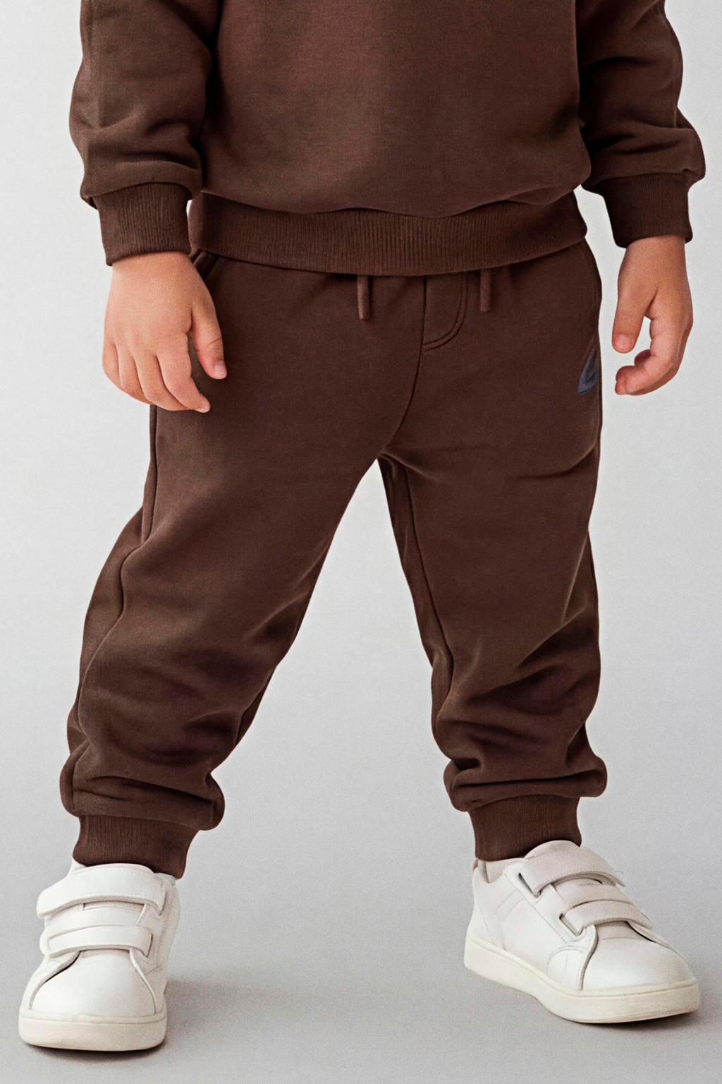 Bruine jongens NAME IT MINI joggingbroek van sweat materiaal met elastische tailleband met koord en printopdruk