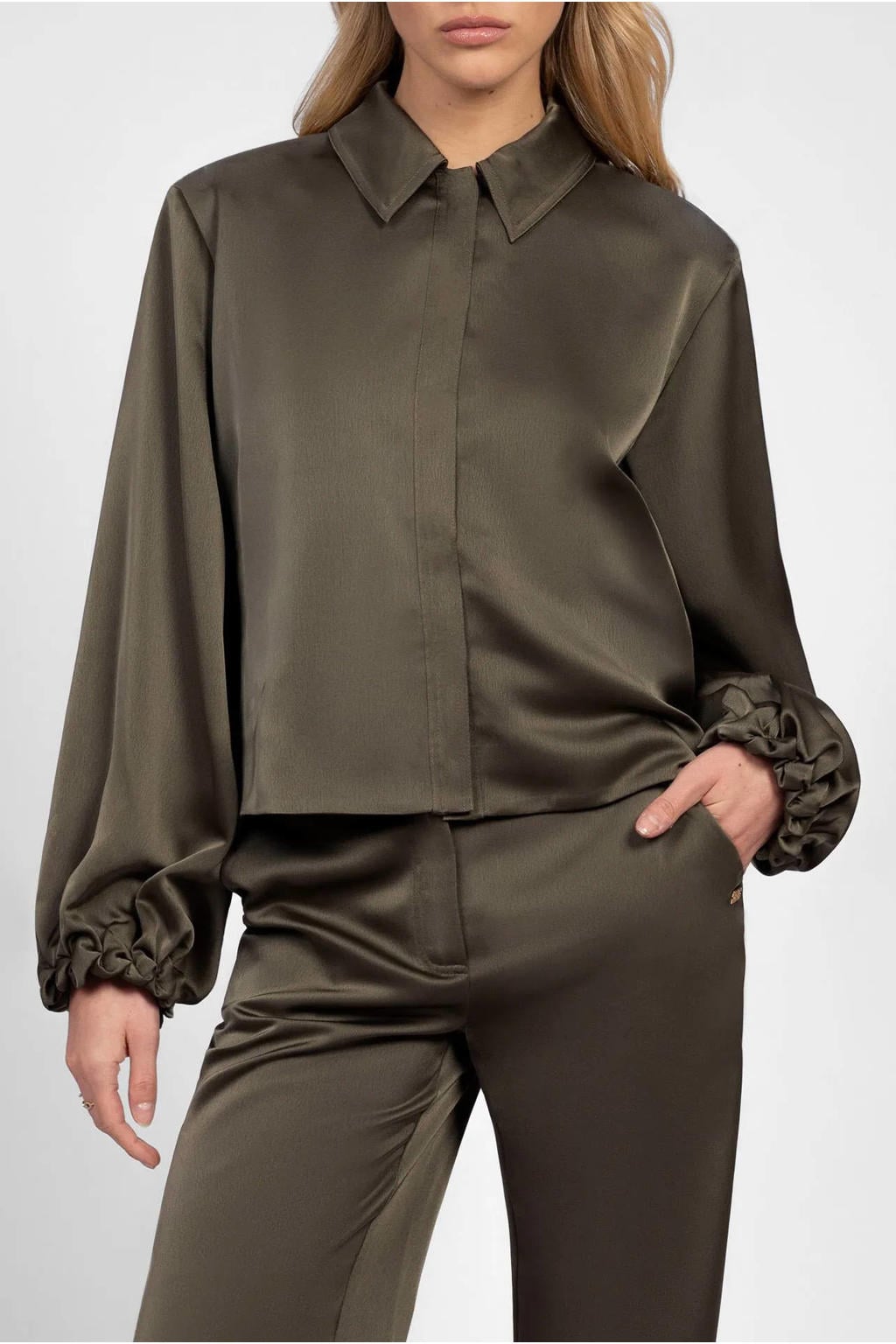 NIKKIE satijnen blouse - groen