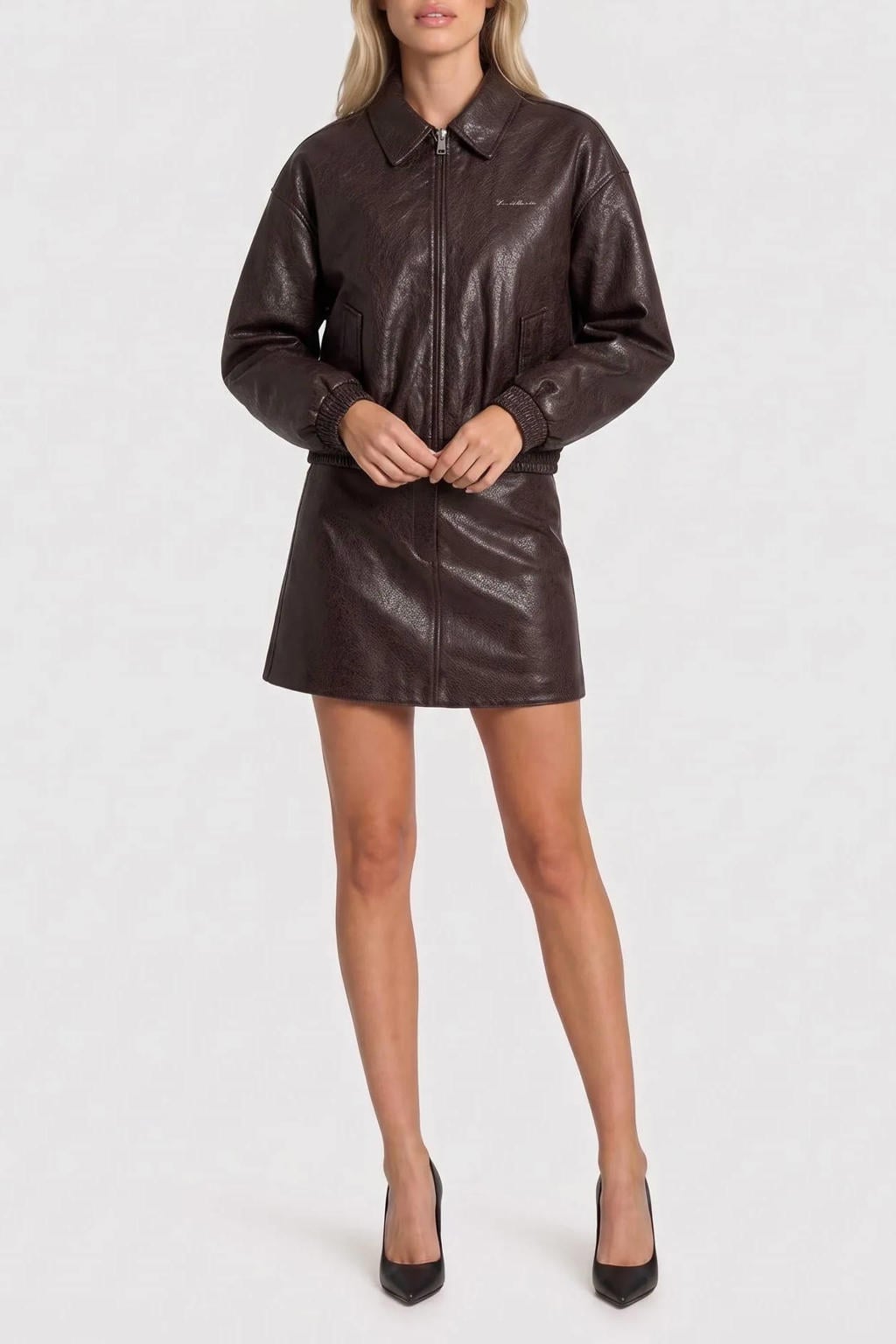Donkerblauwe dames NIKKIE imitatieleren mini rok voorzien van rits- en knoopsluiting