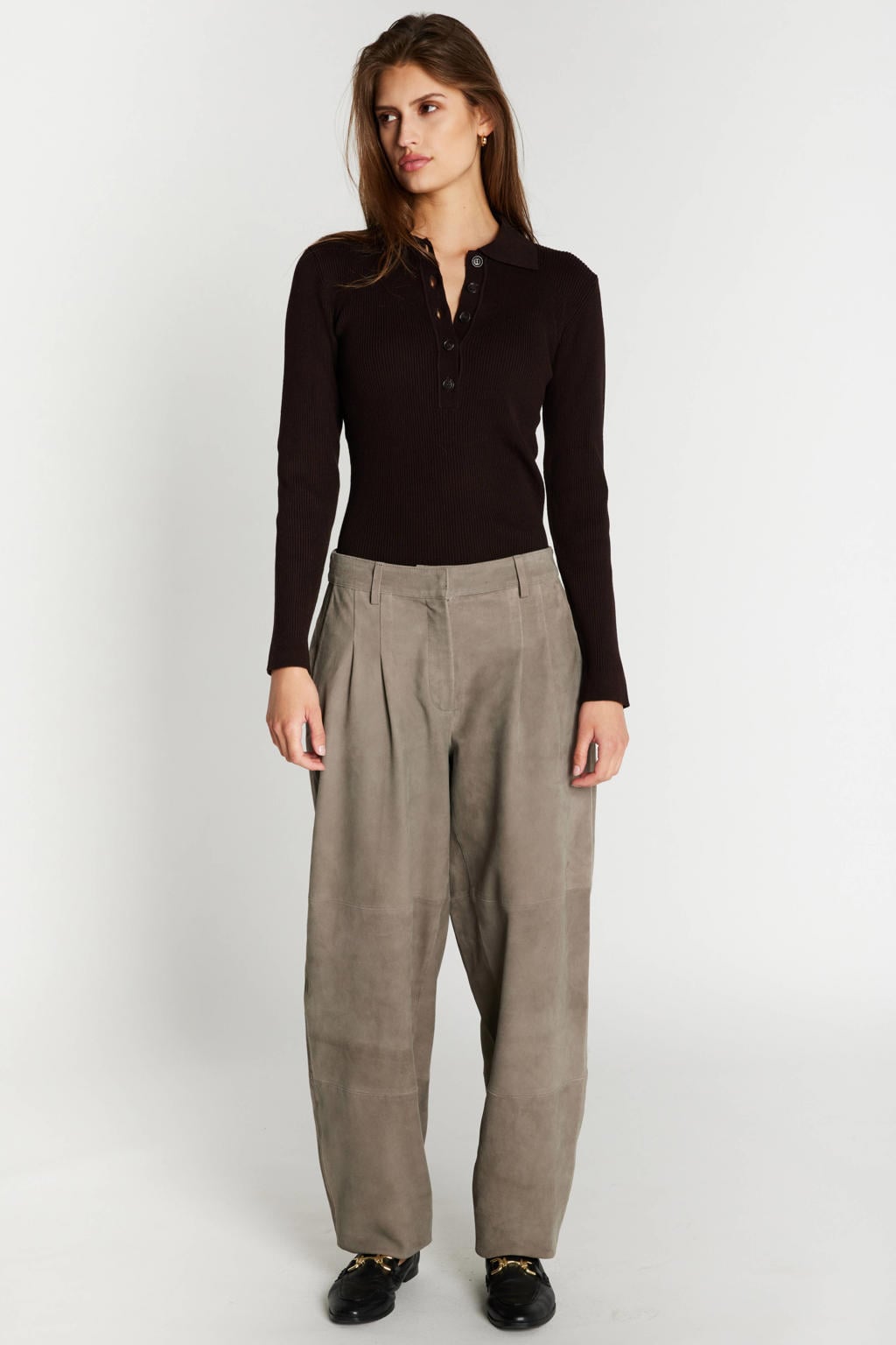 Grijze dames Bruuns Bazaar suède barrel broek met regular waist, haaksluiting en effen