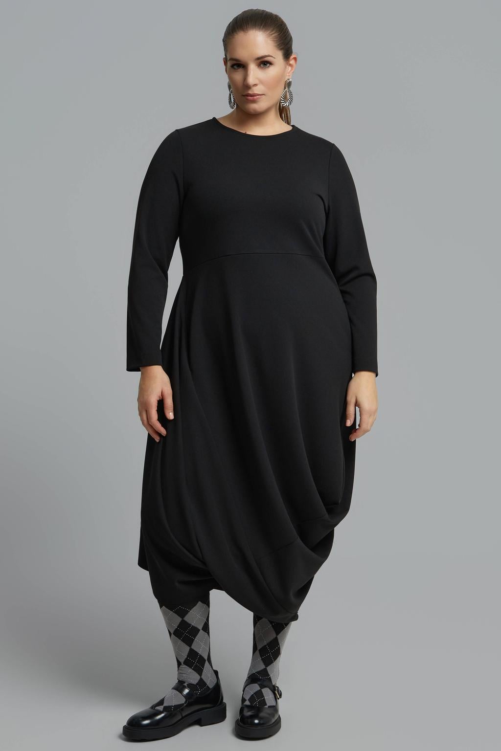 Zwarte dames Mat Fashion Plus Size asymmetrische maxi jurk van polyester met effen en lange mouwen