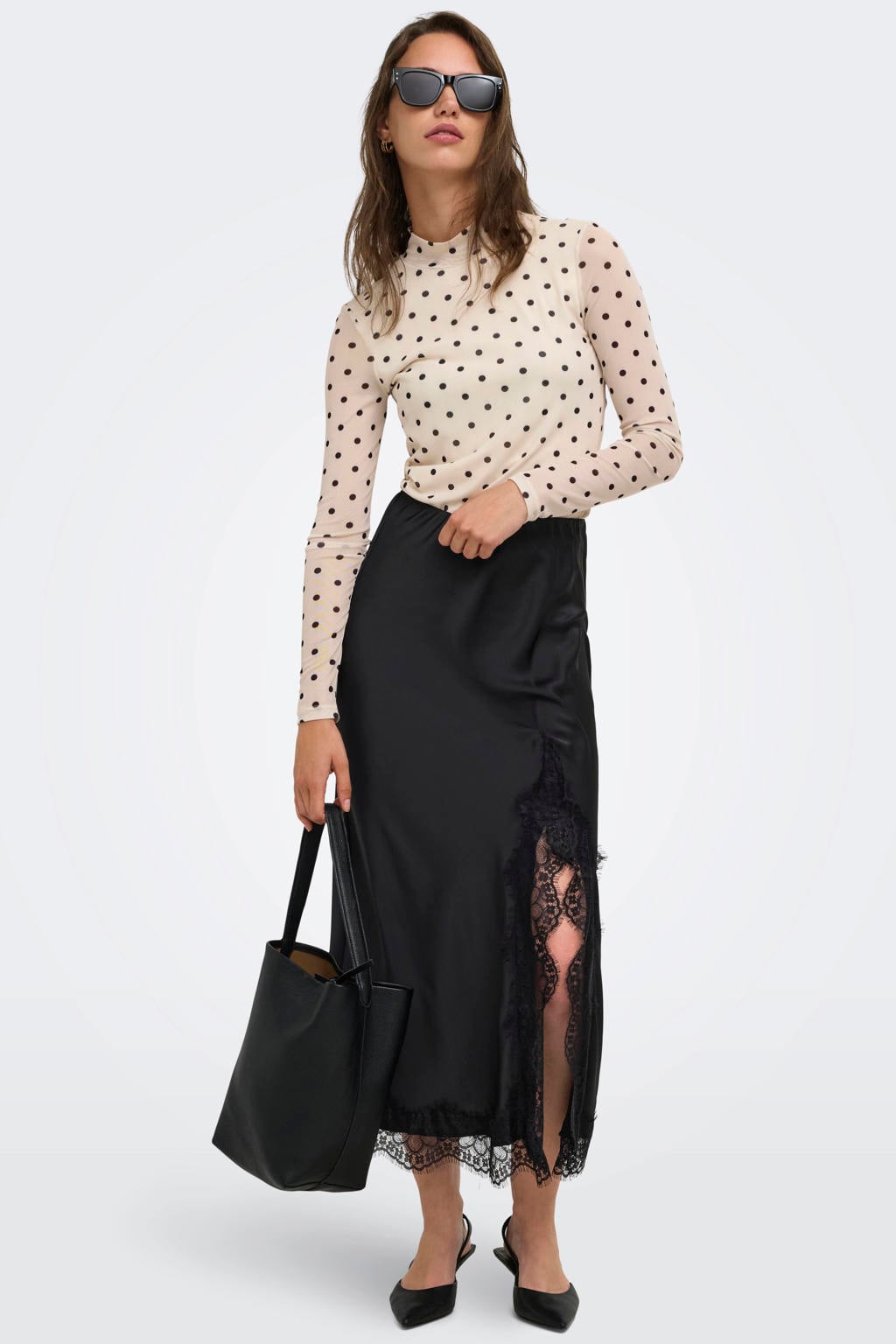 Zwarte dames ONLY midi rok gemaakt van polyester en met elastische inzet