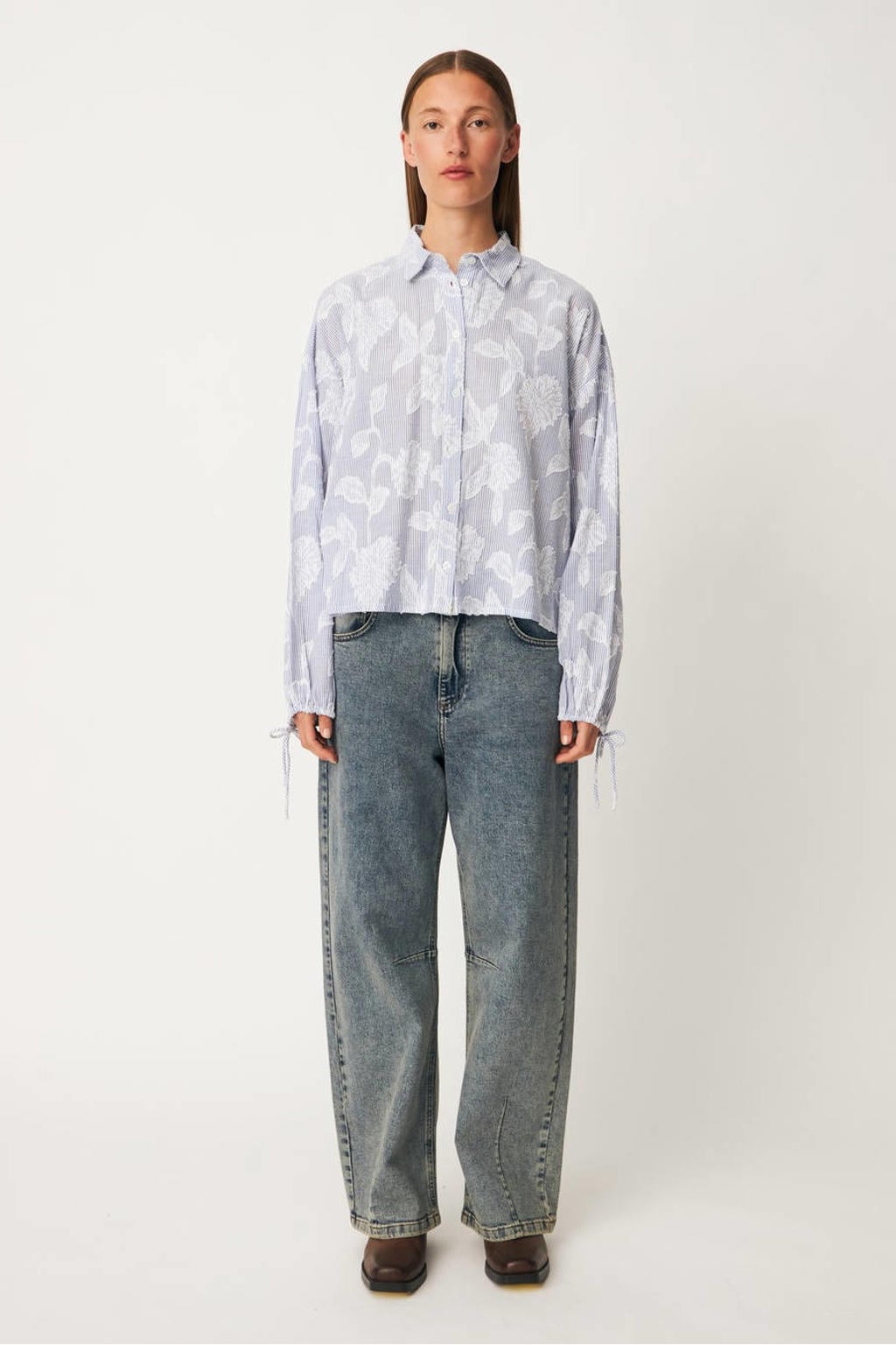 Lichtblauwe dames Modström gebloemde gestreepte blouse van katoen met lange mouwen, klassieke kraag en knoopsluiting