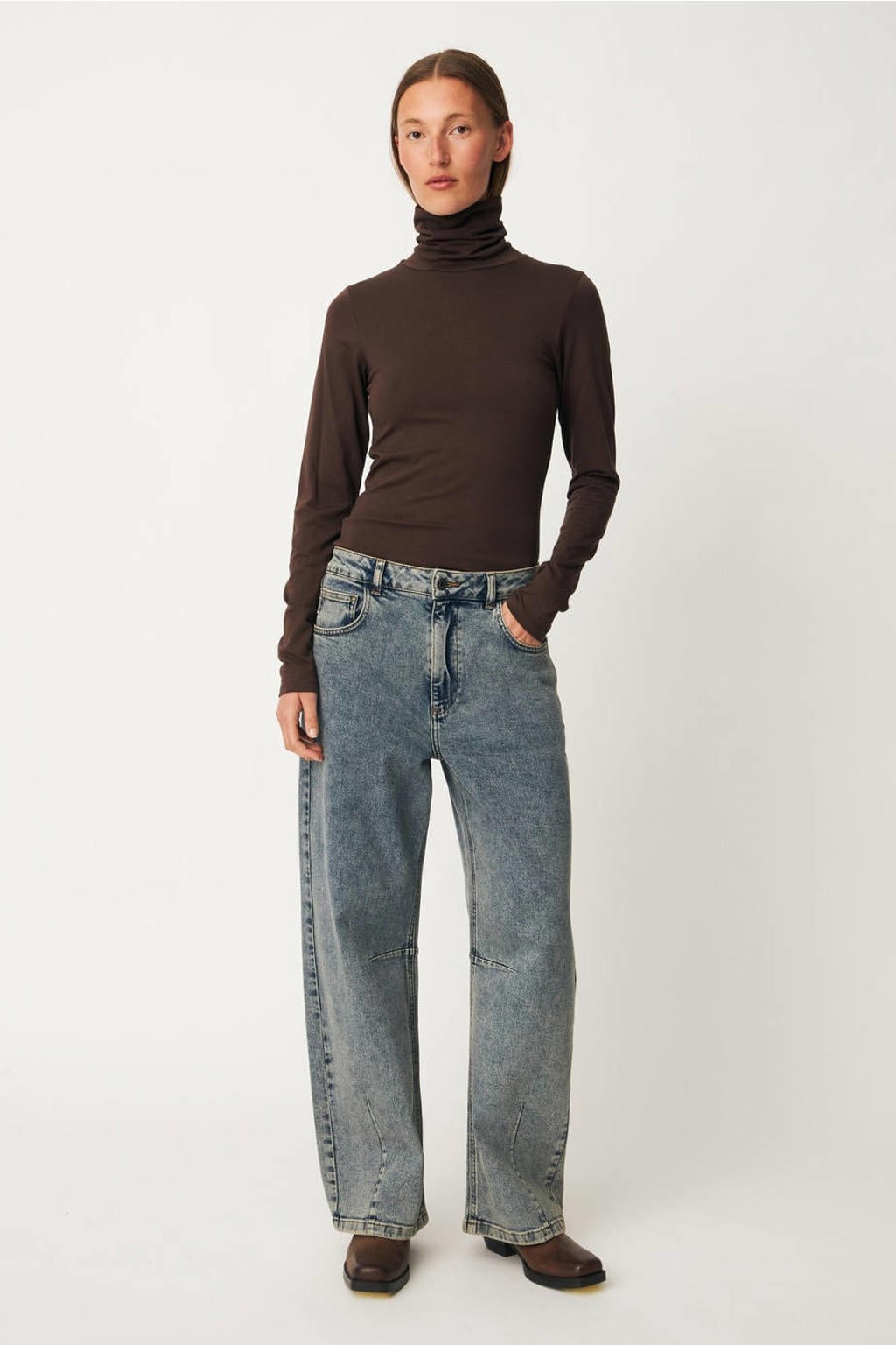 Medium blue denim dames Modström barrel jeans mediumblauw van denim met regular waist, rits- en knoopsluiting en effen