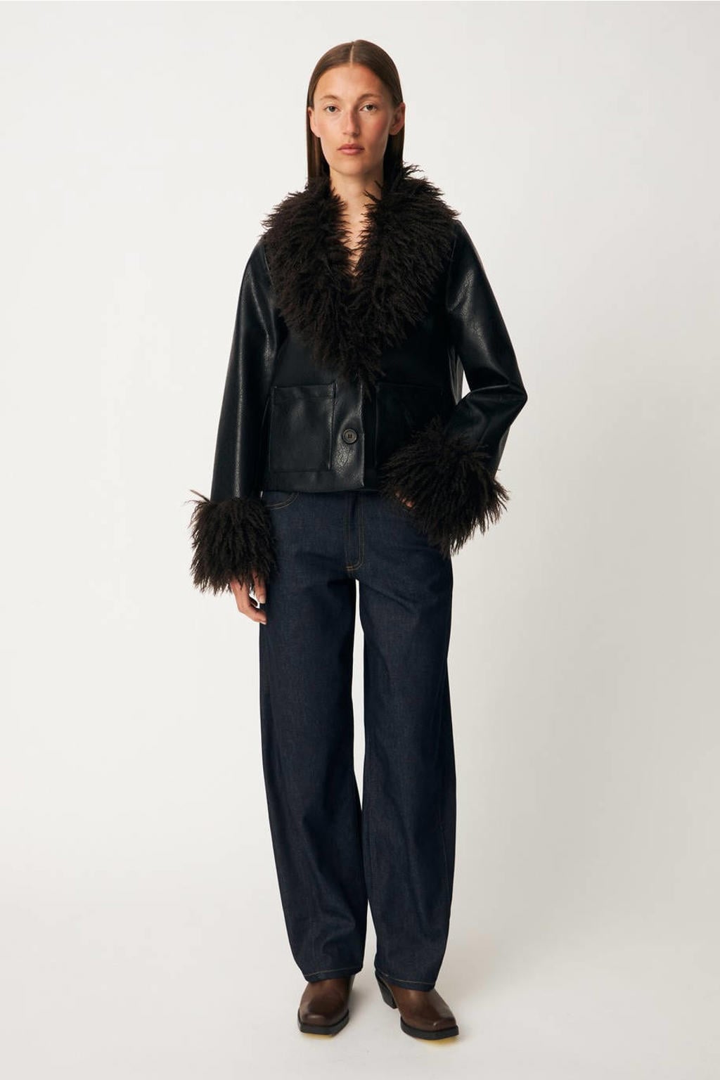 Zwarte dames Modström faux fur jas van imitatiebont met effen, lange mouwen en imitatiebontkraag