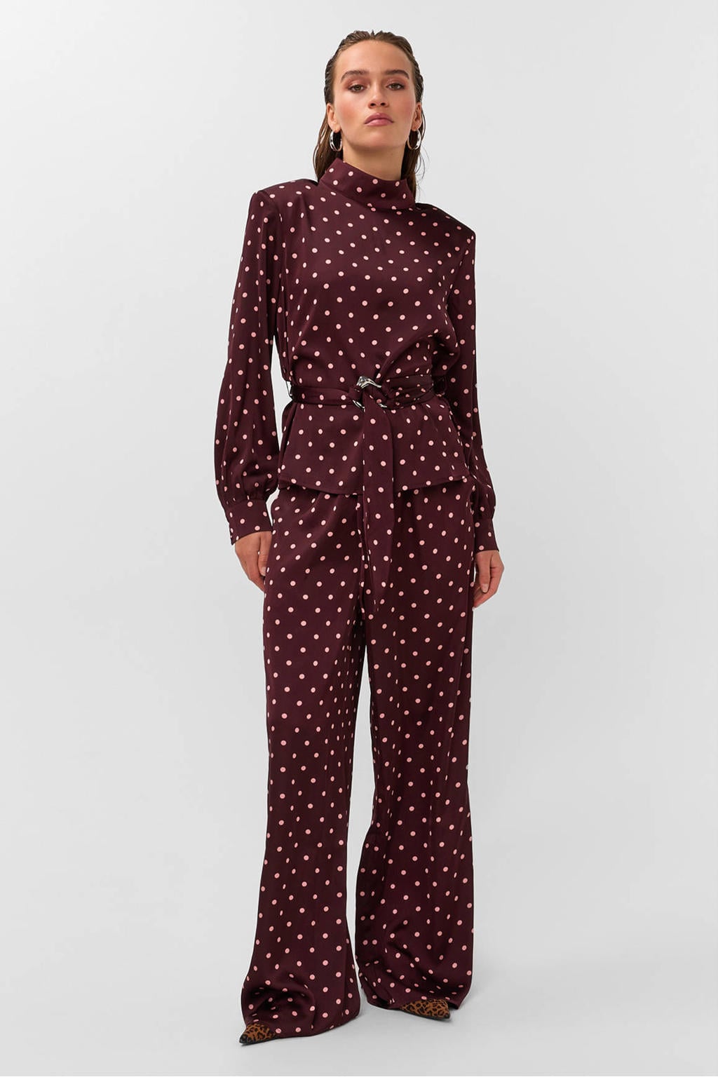 Studio AMAYA blouse met ceintuur en stippen - donkerrood