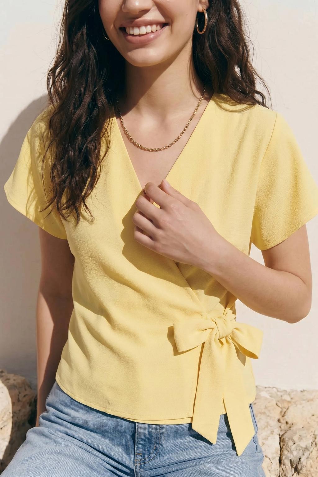 Gele dames VERO MODA overslagtop van polyester met effen, korte mouwen, V-hals en geweven detail