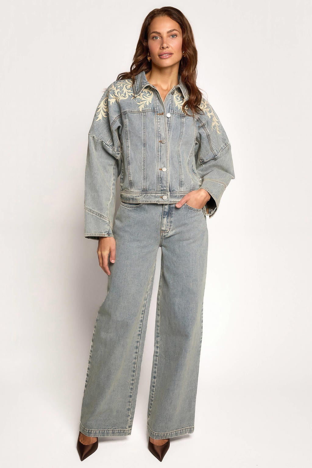 Light blue denim, light blue en ecru dames Freebird spijkerjas van denim met lange mouwen, klassieke kraag en borduursels