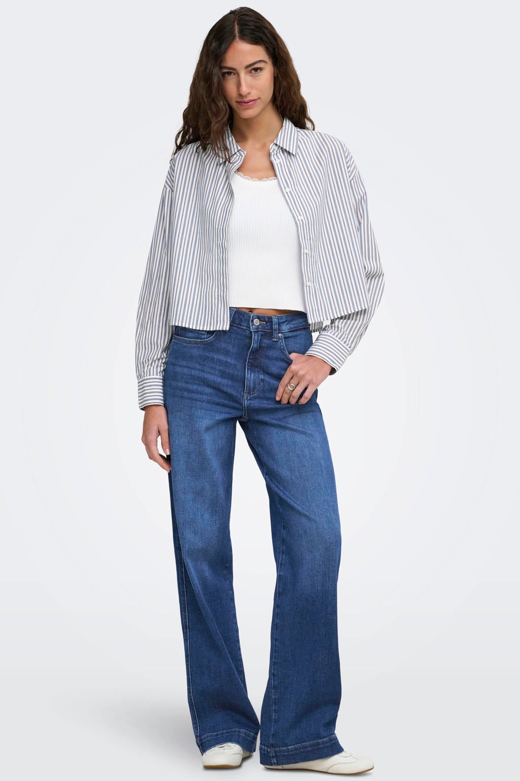 Medium blue denim dames ONLY Onlally Hw Wide Leg Dnm Box wide leg jeans mediumblauw met high waist, rits- en knoopsluiting en effen