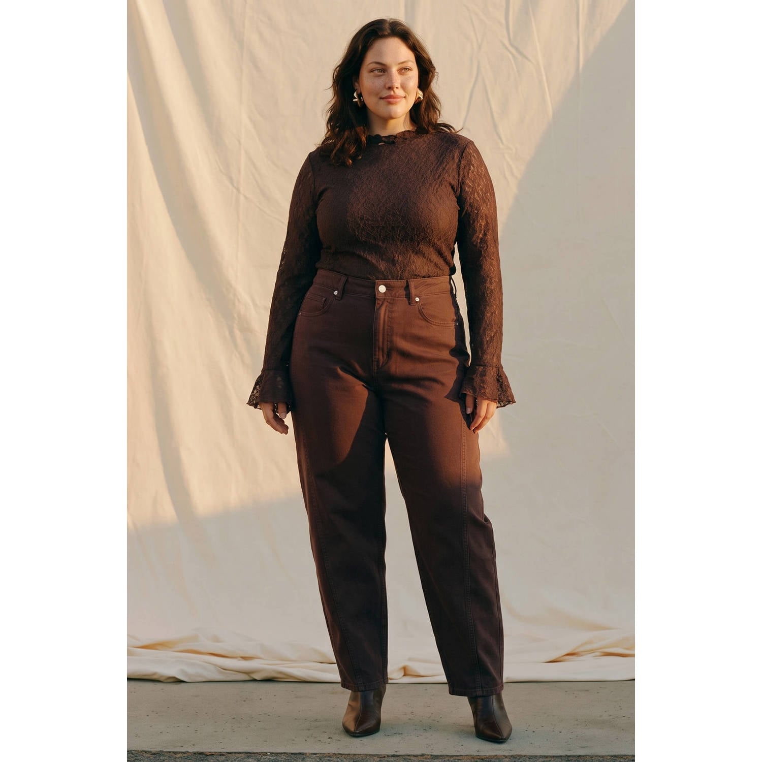 VERO MODA CURVE Plus Size aansluitende semi-transparante top donkerbruin