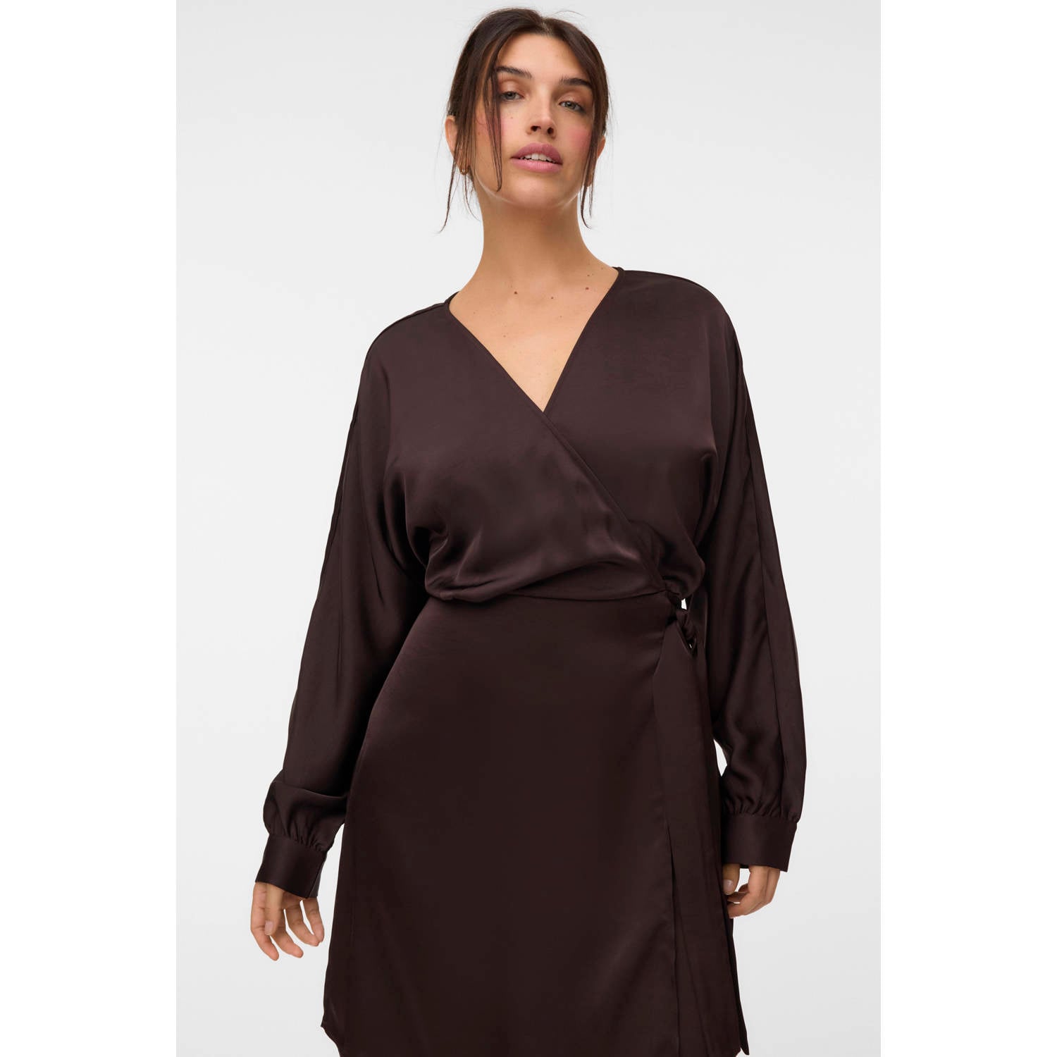 VERO MODA CURVE mini satijnen wikkeljurk Plus Size donkerbruin