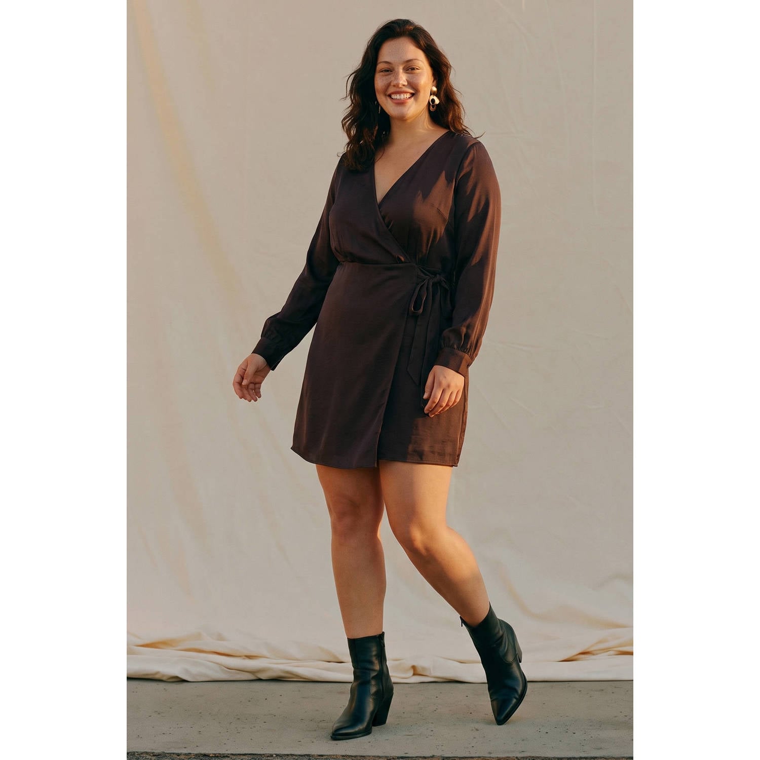 VERO MODA CURVE mini satijnen wikkeljurk Plus Size donkerbruin