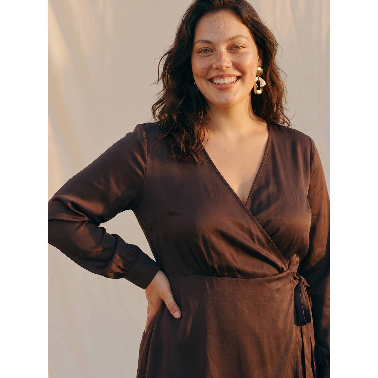 VERO MODA CURVE mini satijnen wikkeljurk Plus Size donkerbruin