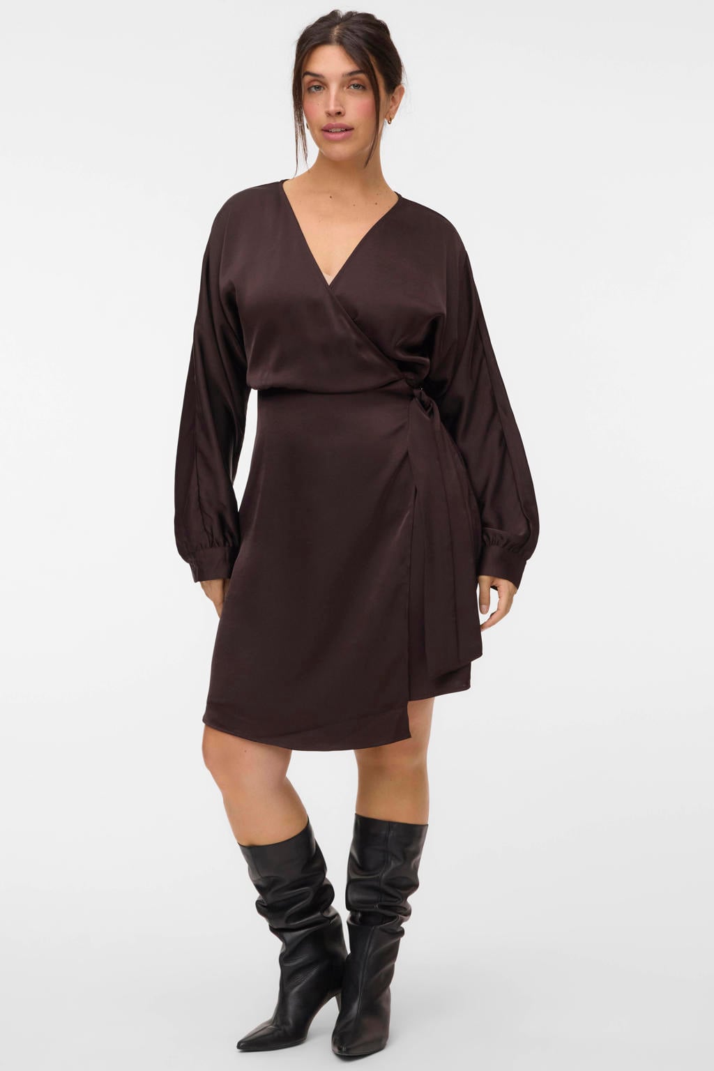VERO MODA Curve x Wehkamp mini satijnen wikkeljurk Plus Size - donkerbruin