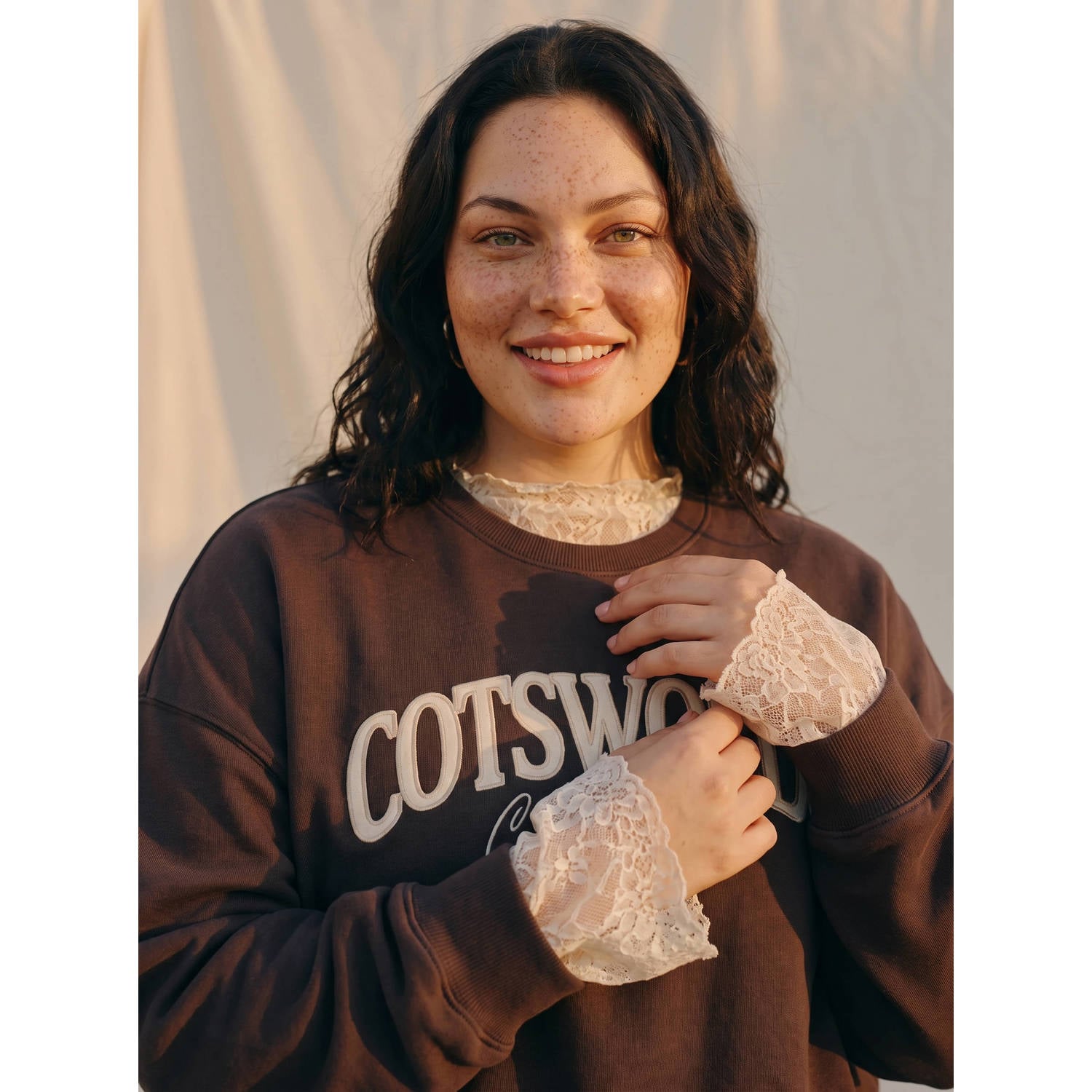 VERO MODA CURVE sweater Plus Size met tekst donkerbruin