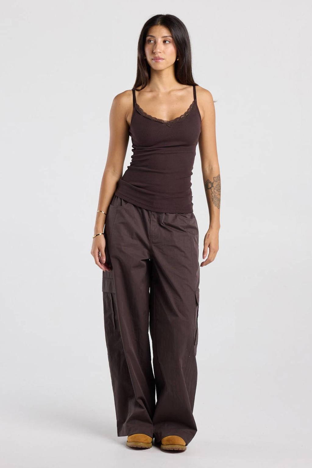 Bruine dames America Today top met effen, spaghettibandjes, V-hals en kant