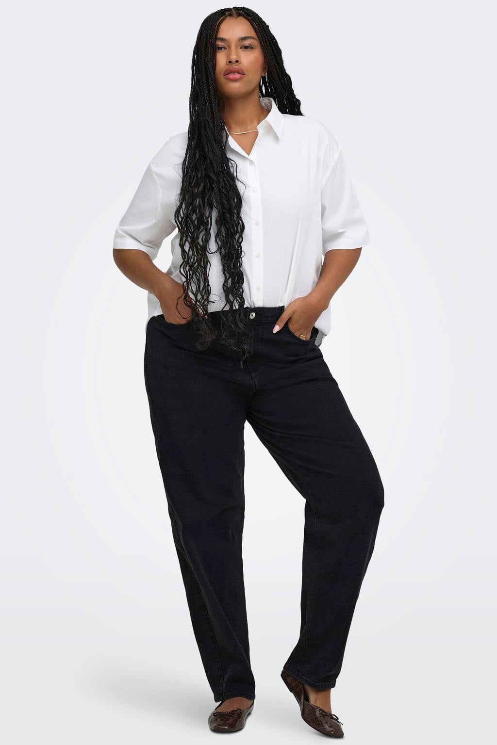 Black denim dames ONLY CARMAKOMA Carsnow Hw Barrel Dnm Pim Plus Size barrel jeans met high waist, rits- en knoopsluiting en effen