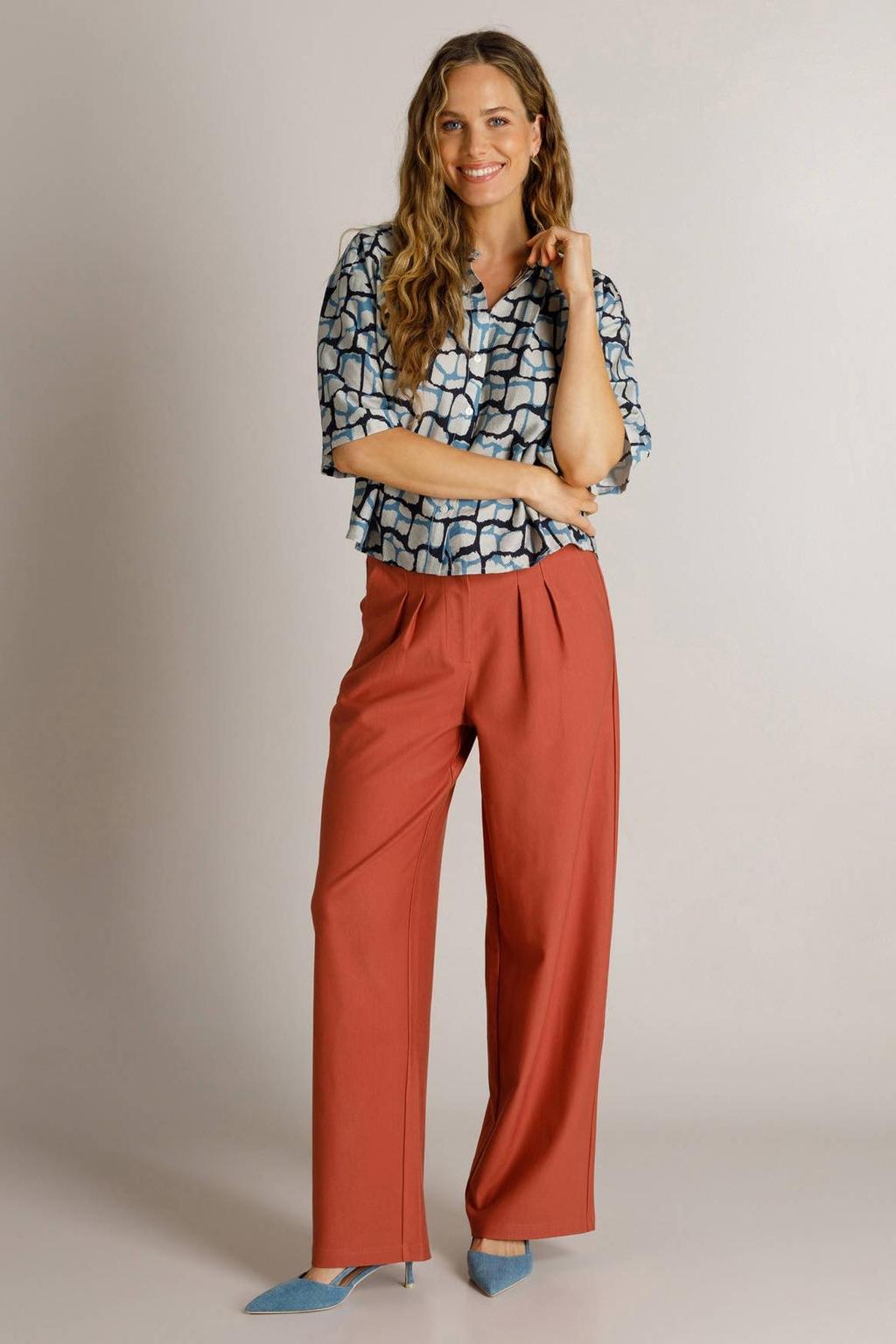 Lichtblauw, wit en bruine dames Ivy Beau blouse van viscose met korte mouwen, klassieke kraag en knoopsluiting