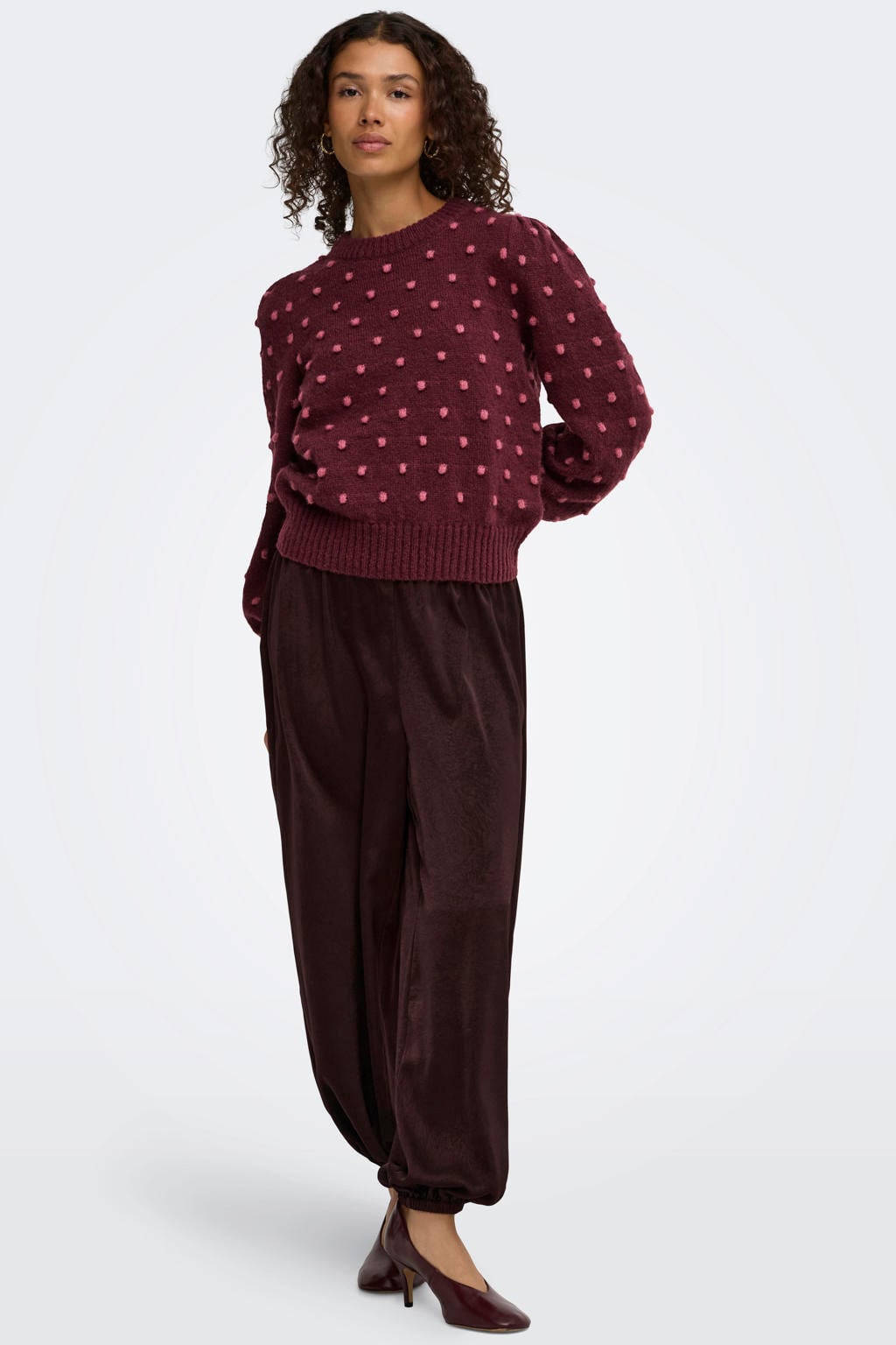 Donkerrode dames JDY rechtvallende gebreide trui van polyester met stippenprint, lange mouwen en ronde hals