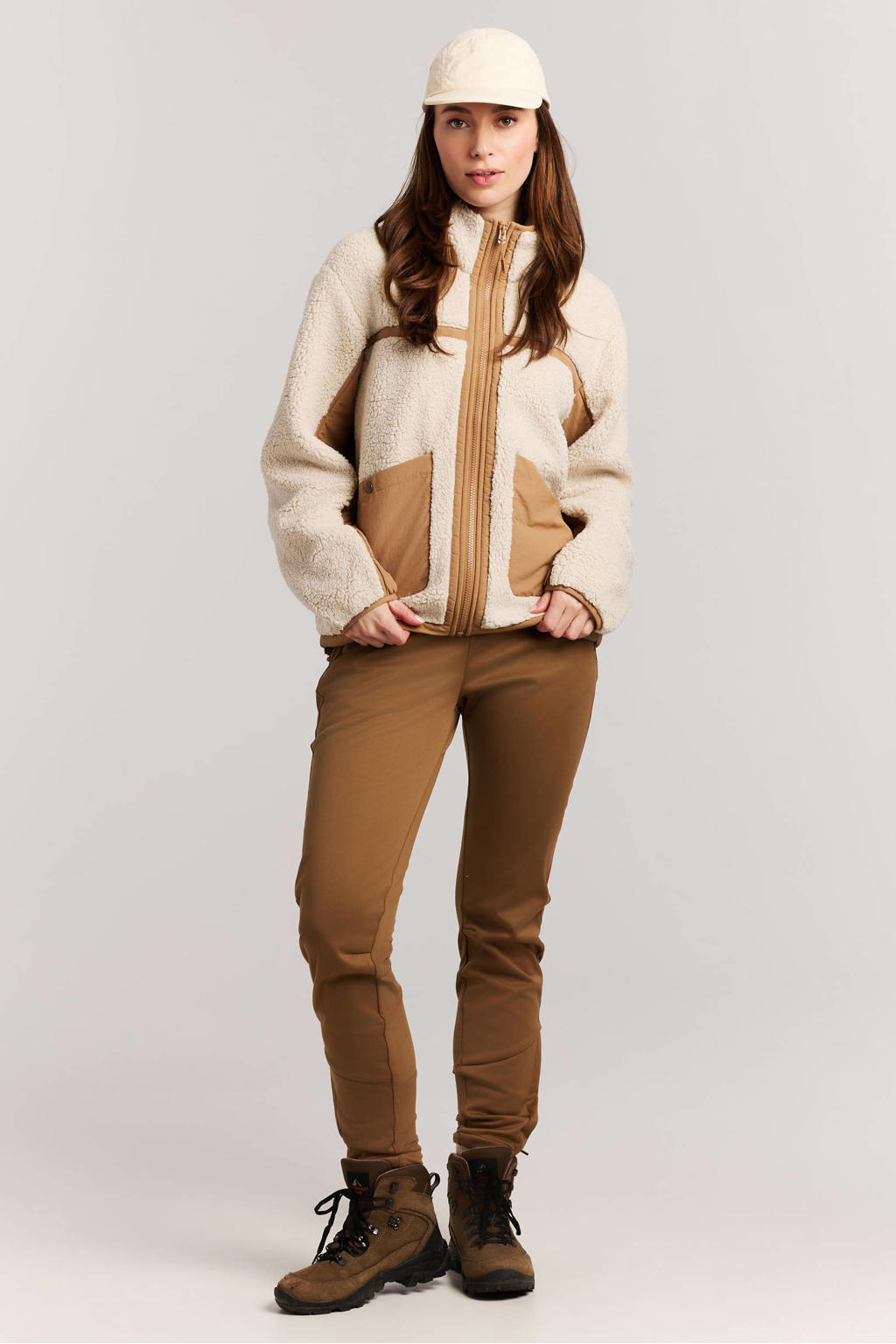 Beige en camelkleurige dames Protest van teddy materiaal met meerkleurige print, lange mouwen, opstaande kraag en ritssluiting