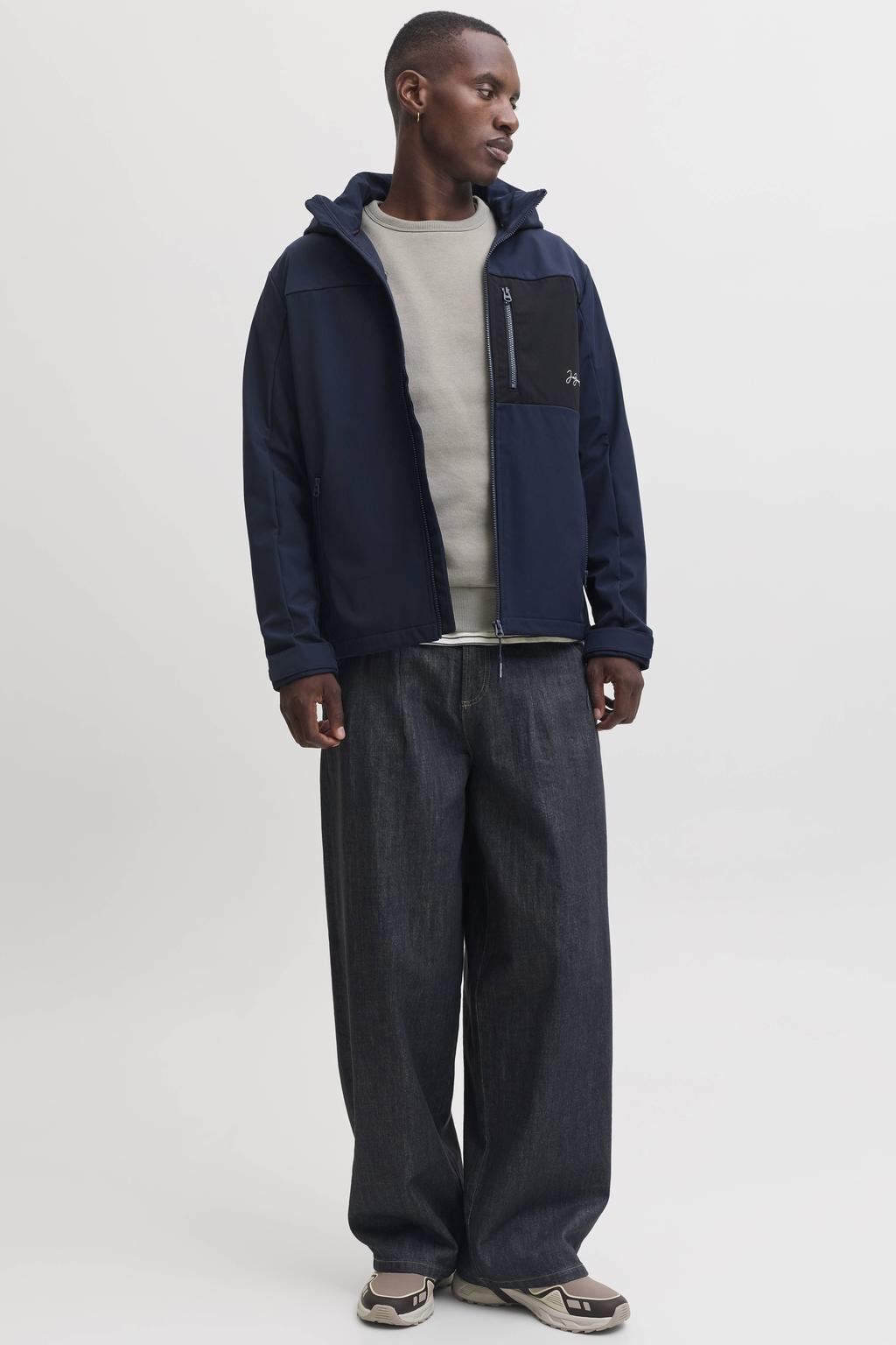 Donkerblauwe heren JACK & JONES softshell jas met effen, lange mouwen, capuchon en ritssluiting