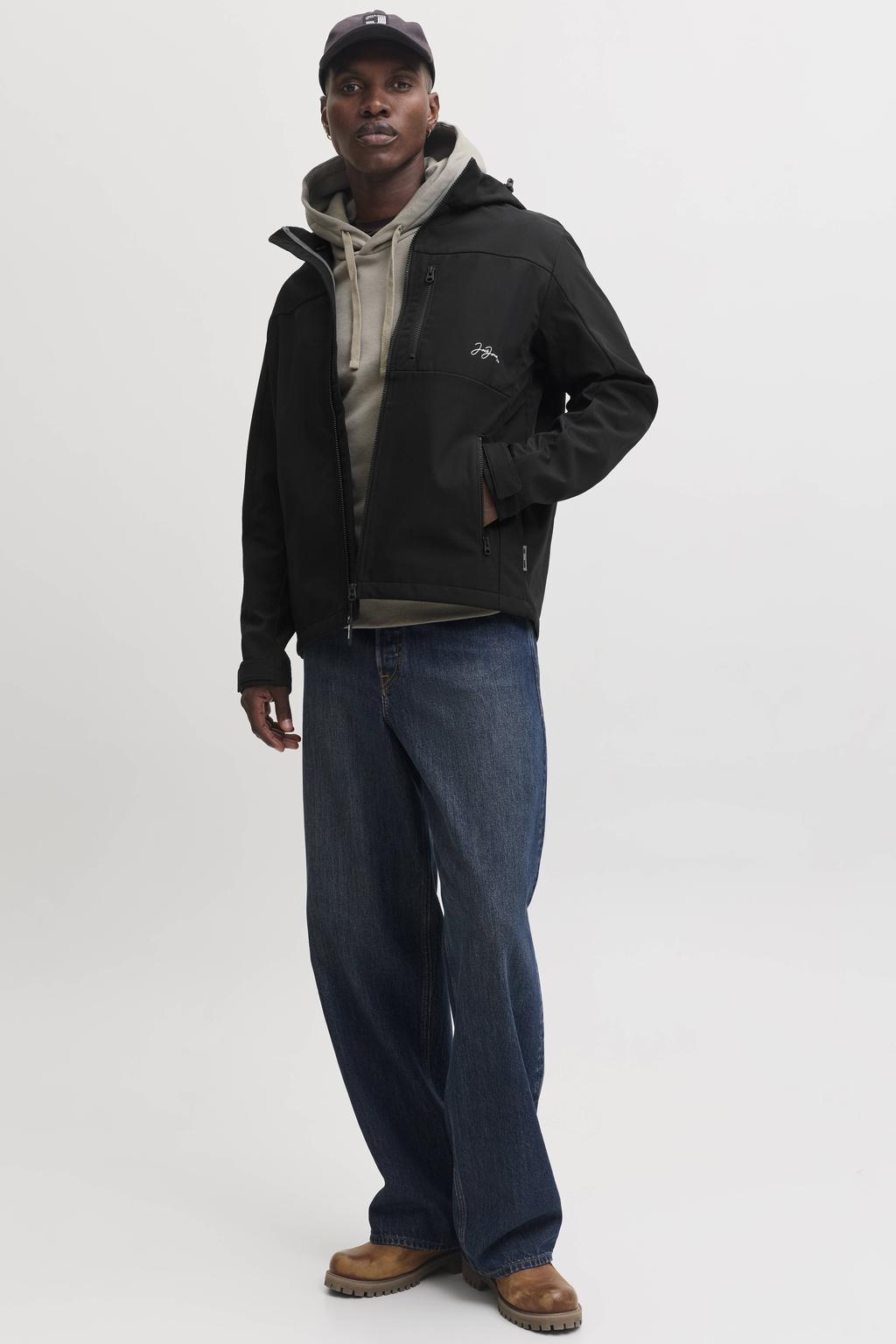 Zwarte heren JACK & JONES softshelljas met effen, lange mouwen, capuchon en ritssluiting